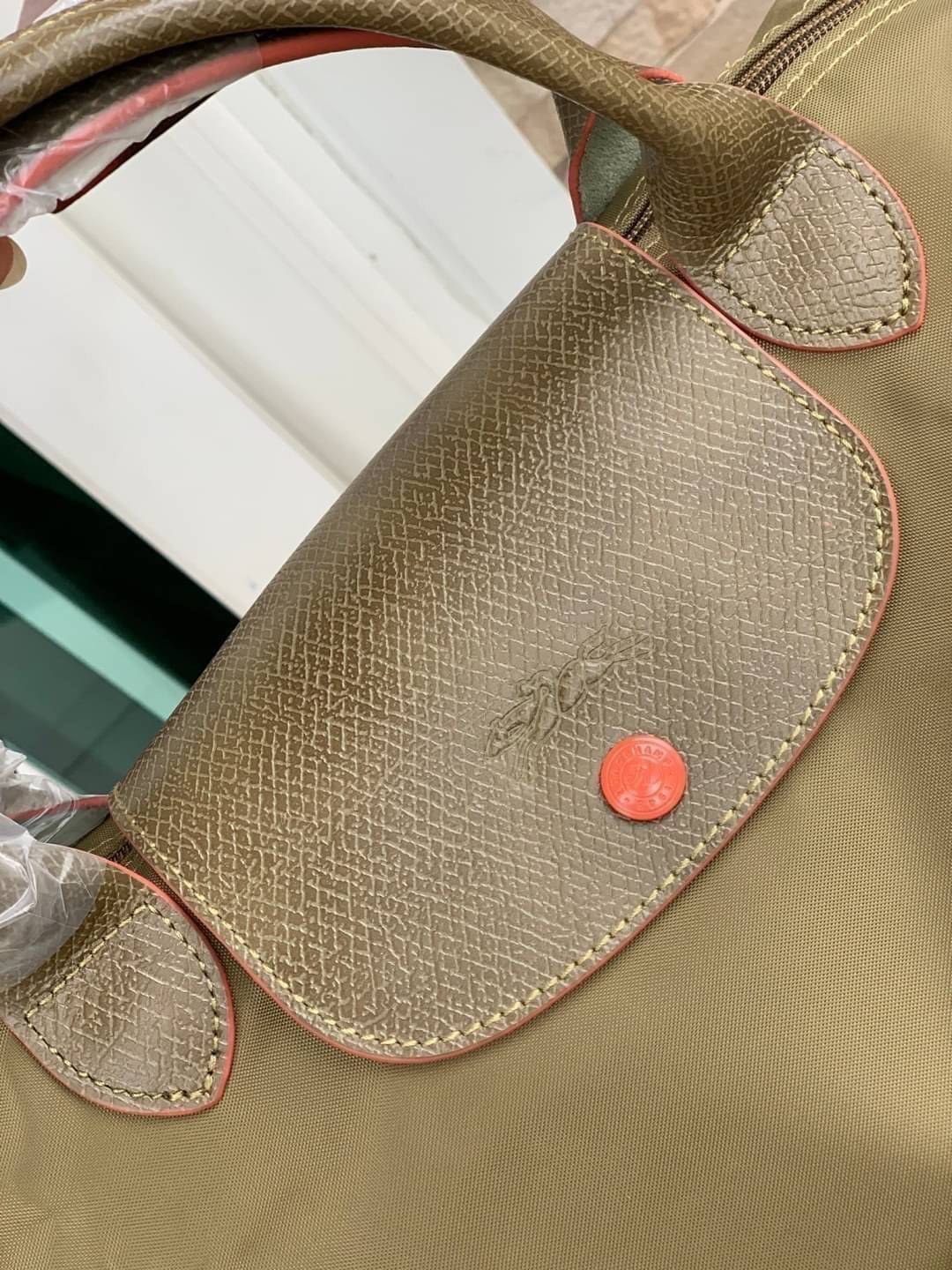 LONGCHAMP LE PLIAGE CLUB TRAVEL BAG กระเป๋าขนาดใหญ่สำหรับการเดินทาง เราเรียกที่นี้ว่า travelling bag รุ่นคลาสสิค มาพร้อมสายสะพายยาวที่ปรับและถอดออกได้ ความพิเศษของรุ่นนี้ที่ครองใจนักเดินทางทั่วโลก คือซิปรอบตรงกลางตัวกระเป๋า สามารถเปิดซิปเพื่อขยายขนาดและพั
