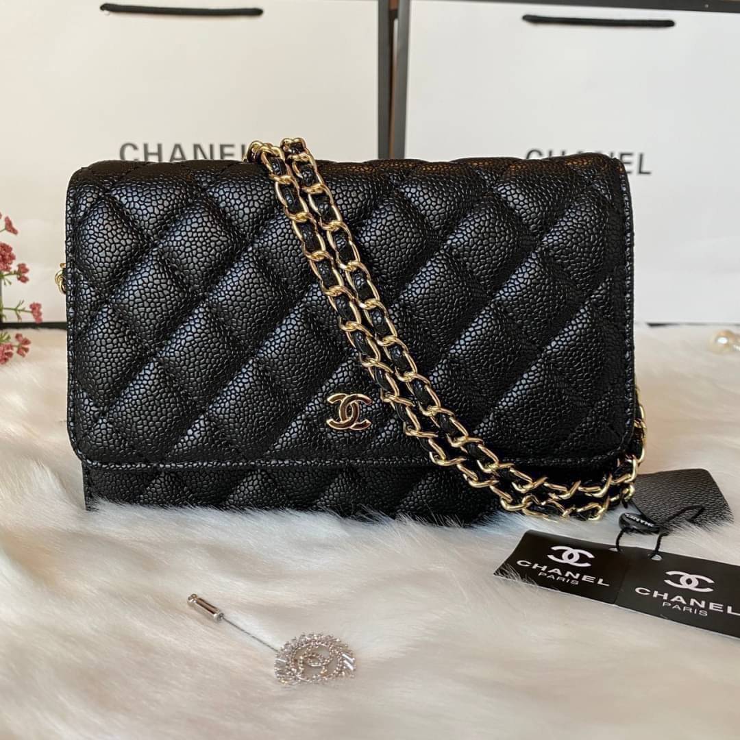 Chanel รุ่น Limited edition วัสดุหนังลายคาเวียร์ เนื้อนุ่ม อยู่ทรงคุณภาพดีตามแบบฉบับของแบรนด์ ขนาดกำลังดี น้ำหนักเบา ด้านหน้ามีโลโก้แบรนด์อะไหล่หรู มีช่องใส่บัตร ใส่ของจุกจิก เปิดปิดด้วยฝาปิดกระดุม ซับในหนัง ตัวจริงสวยมากๆถูกใจรีบจองนะคะ Premium Gift แท้ 