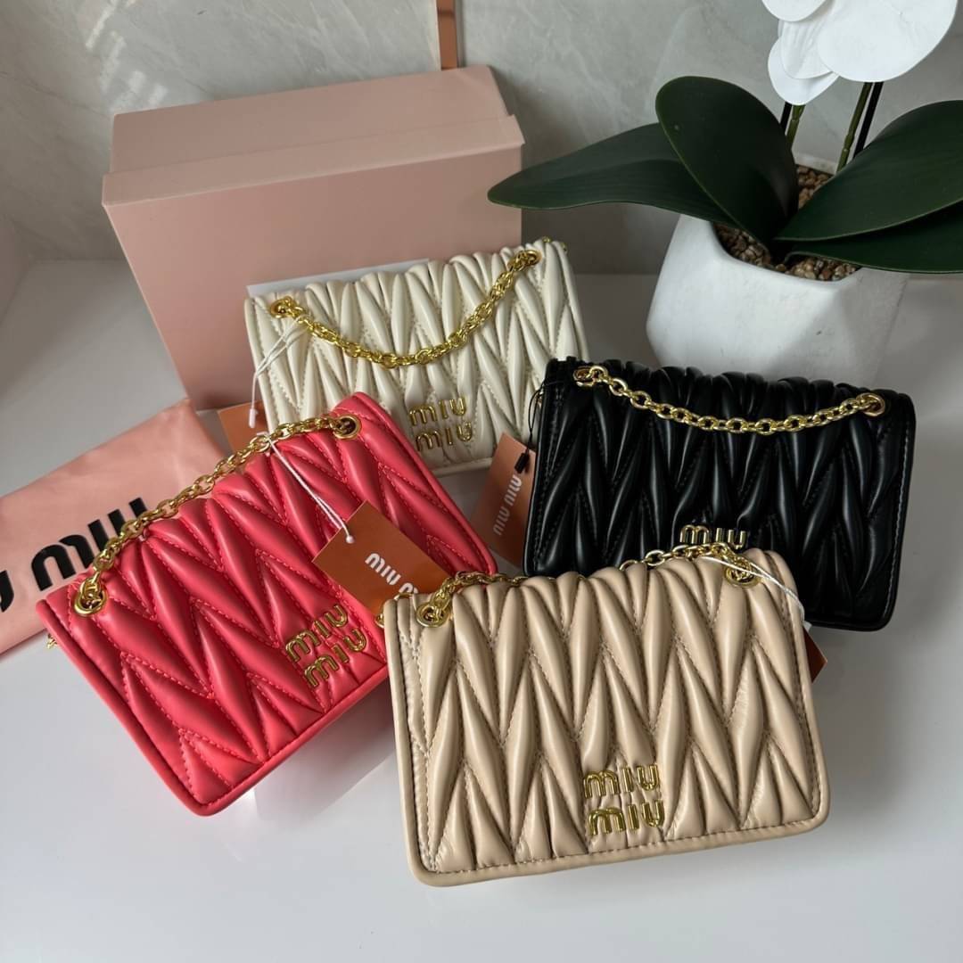 Miu Miu Matelassé Nappa Leather Mini Bag / Miu Miu Woman’S Bag Chain Mini bag กระเป๋ามินิรูปทรงสี่เหลี่ยมวัสดุหนังNappa มีความนุ่มมือและเงางาม