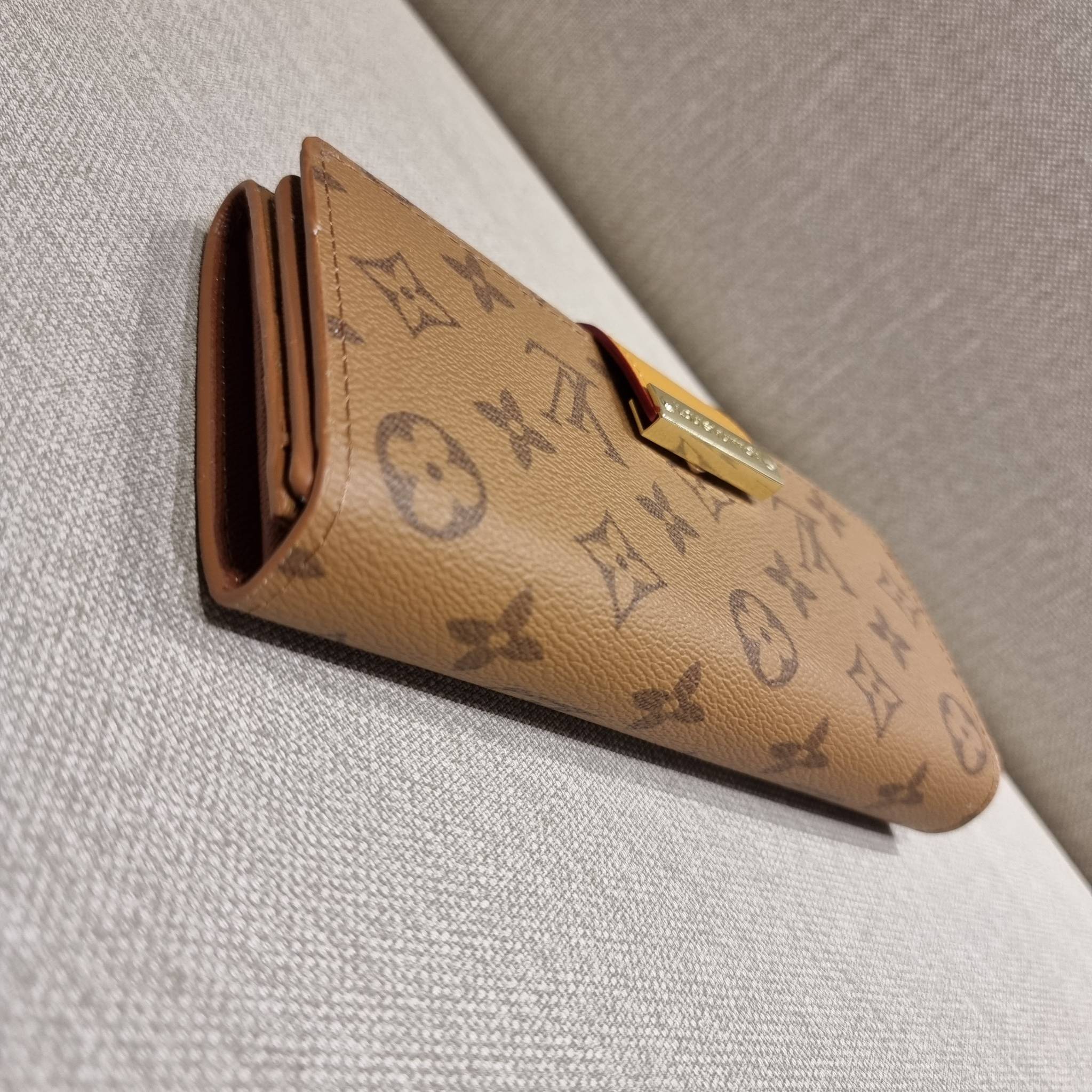 VIP 】ได้เวลาเปลี่ยนกระเป๋าสตางค์รับทรัพย์กันแล้ว!! LV vip wallet กระเป๋าสตางค์พรีเมี่ยมกิ๊ฟ เป็นไอเท็มหายาก ที่สาวๆต้องว้าว!! ใบยาวขนาดกำลังเหมาะมือ ถือแล้วขับผิวทุกสี วัสดุหนังแคนวาส ทนทาน เปิด-ปิดด้วยกระดุม ภายในมีช่องใส่บัตรเยอะมาก แบ่งสัดส่วนสวย ใส่ธน