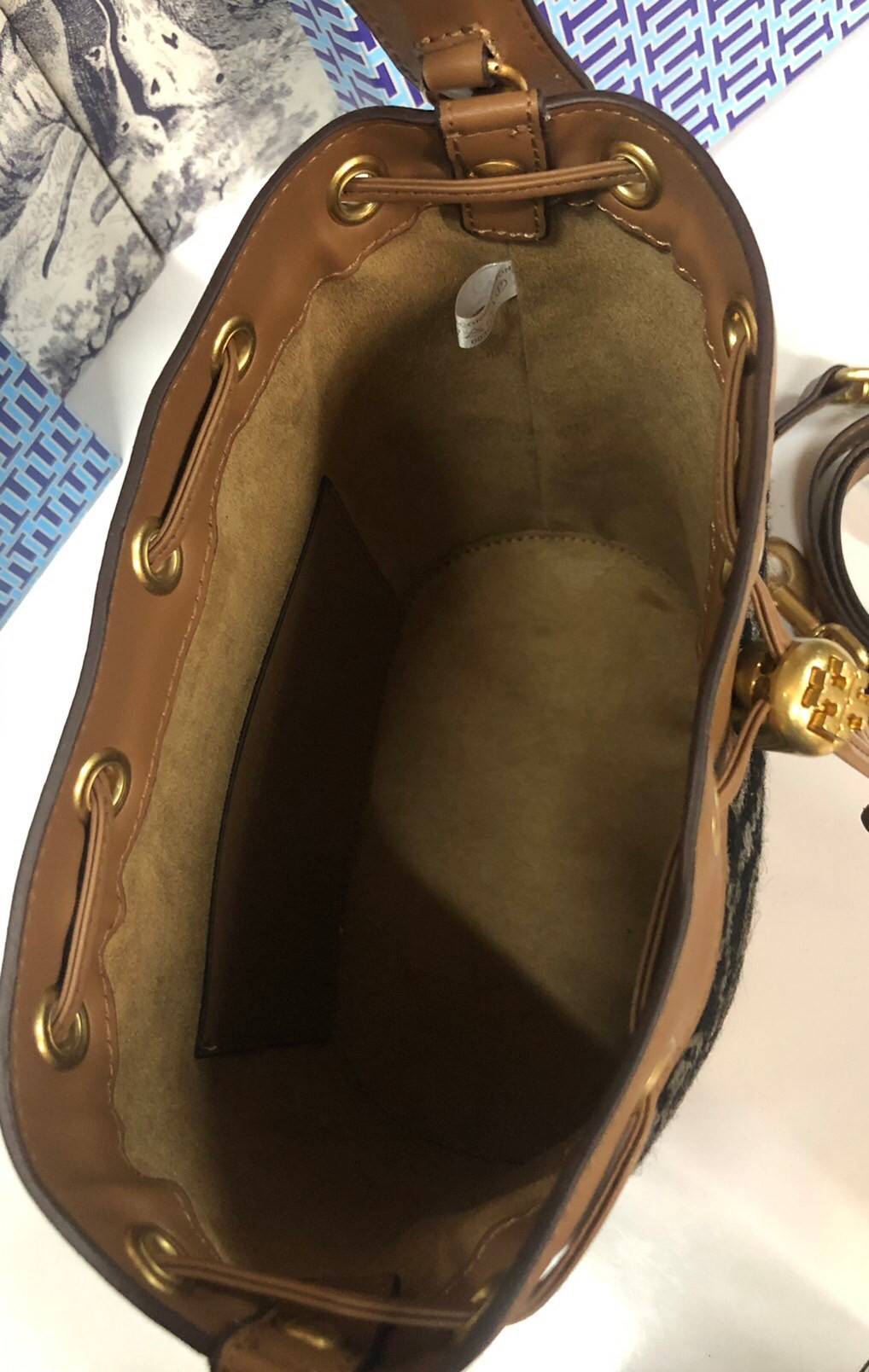 Medium : Tory Burch T Monogram Chenille Bucket Bag เปิดตัวอีกหนึ่งรุ่นกับกระเป๋าลาย T MONOGRAM รุ่นใหม่ล่าสุดจาก TORY BURCH พลาดไม่ได้กับโลโก้สุดคลาสสิก ลวดลาย T Monogram คือวัสดุ chenille หรือที่เรียกว่า ด้านไหมกำมะหยี่ มารังสรรค์ลงบนกระเป๋าBucketใบนี้ เ