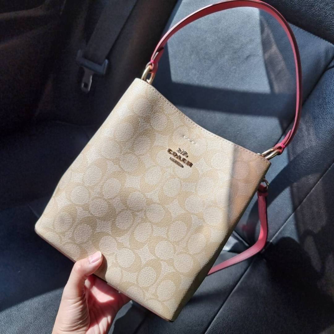 COACH 2312 SMALL TOWN BUCKET BAG IN SIGNATURE CANVAS รุ่นยอดนิยมใบเล็กมาครบสีแล้วจ้า กระเป๋าทรงบัคเก็ต สีผู้ดี๊ผู้ดี ตัวกระเป๋าดีไซน์คลาสสิคลายซี ดูโดดเด่น วัสดุหนังแคนวาสเคลือบลาย สวยคมทุกมุมจริงๆ!! เปิด-ปิดด้วยกระดุมแม่เหล็กทั้ง 2 ฝั่ง ภายในเป็นช่องโล่ง