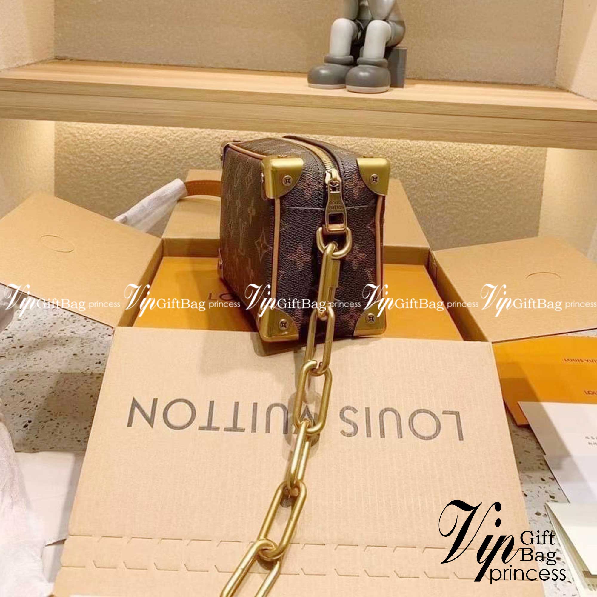 LV Mini Soft Trunk in Monogram Legacy กระเป๋าสะพายทรงกล่อง ไซส์มินิ สวย เท่ห์ รุ่นหายากมากกก วัสดุหนังแคนวาส ดีไซน์ทุกอย่างได้ลงตัว หรูหรา พกเป็นคลัทช์ออกงานก็ดูแพง สะพายข้างก็ดูอัพลุค ได้ทุกสไตล์ รุ่นนี้เป็น unisex ด้วยน้า ใช้ได้ทั้งหนุ่มๆและสาวๆไปเลย ภา
