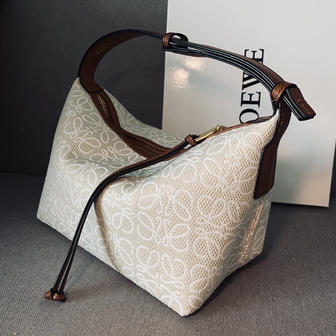 LOEWE Cubi Small Logo Canvas Top Handle Bag กระเป๋าทรงสวยดีไซน์ยอดฮิตประจำปีเลย! ปักโลโก้แบรนด์บนผ้าทั้งใบเป็นเอกลักษณ์ หูจับปรับได้ สวยหรูวินเทจ