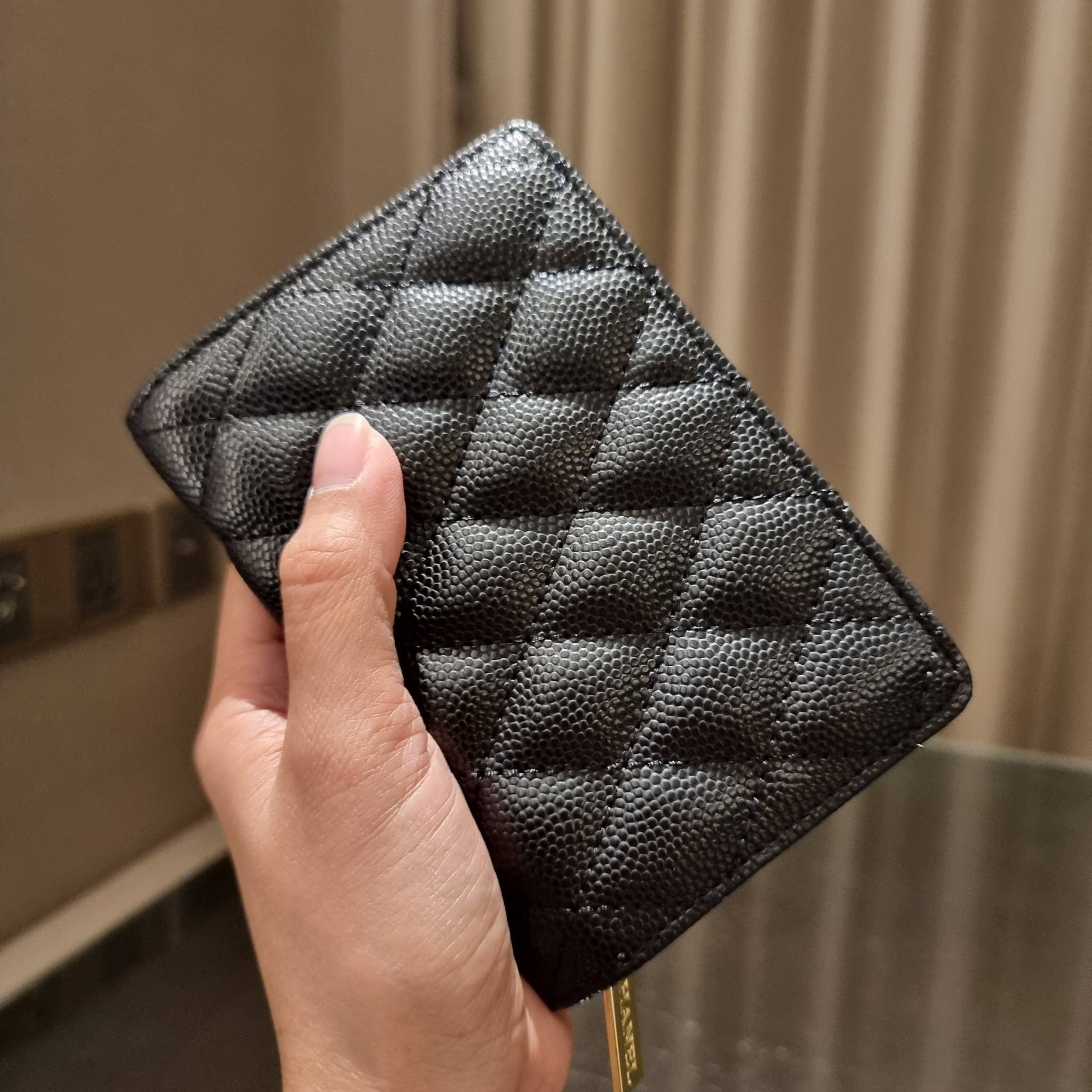 VIP 】หรูสุด ไม่ต้องพูดเยอะ!! HOT ITEM!! กระเป๋าสตางค์ใบกลางขนาดเหมาะมือ ดีไซน์ลุคผู้ดี สวยคลาสสิคจาก Chanel premium for gift วัสดุหนังลายคาร์เวีย ใช้งานง่าย เปิด-ปิดด้วยกระดุมแม่เหล็ก และซิปรูดช่องสำหรับใส่เหรียญ สะดวกมากๆ ภายในกระเป๋ามีช่องใส่บัตร ใส่ธนบ