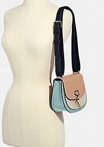 OUTLET 】COACH REMI SADDLE BAG IN COLORBLOCK ((1330)) รุ่นแนะนำ คลาสสิคน่าใช้มากๆ วัยใสๆใช้ดีค่ะ 😘 พร้อมส่งที่ไทยอีกครั้ง! กระเป๋าสะพายข้าง//ครอสบอดี้ร์//หรือทบเป็นสายคู่สะพายไหล่ได้ค่ะ แล้วแต่ชอบเลยค่ะ! วัสดุหนังแท้ ลายหนังสวยมากๆค่ะรุ่นนี้ หลงรัก