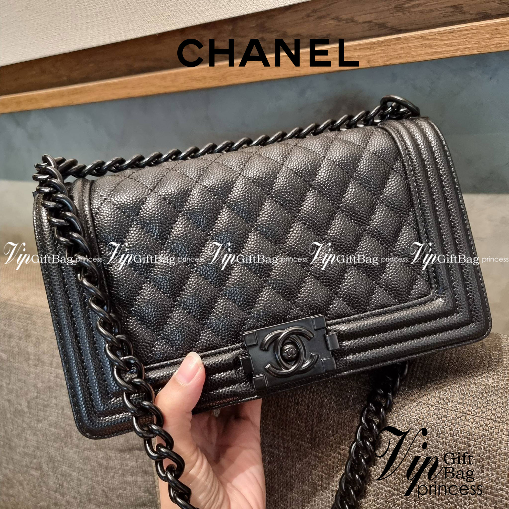 Chanel Boy 10" พร้อมส่งที่ไทย รุ่นสุดฮอต ดีไซน์อะไหล่ดำ เรียบหรูมากๆ!! วัสดุหนังลายคาร์เวีย ทรงคลาสสิคที่สาวๆห้ามพลาด!! ในราคาสุดคุ้ม เปิด-ปิดกระเป๋าด้วยตัวล็อค ภายในโล่งกว้าง ไซส์ใหญ่ใส่ของได้เยอะ มีช่องแยกในกระเป๋า มาพร้อมสายสะพายโซ่สลับหนังรองบ่า 