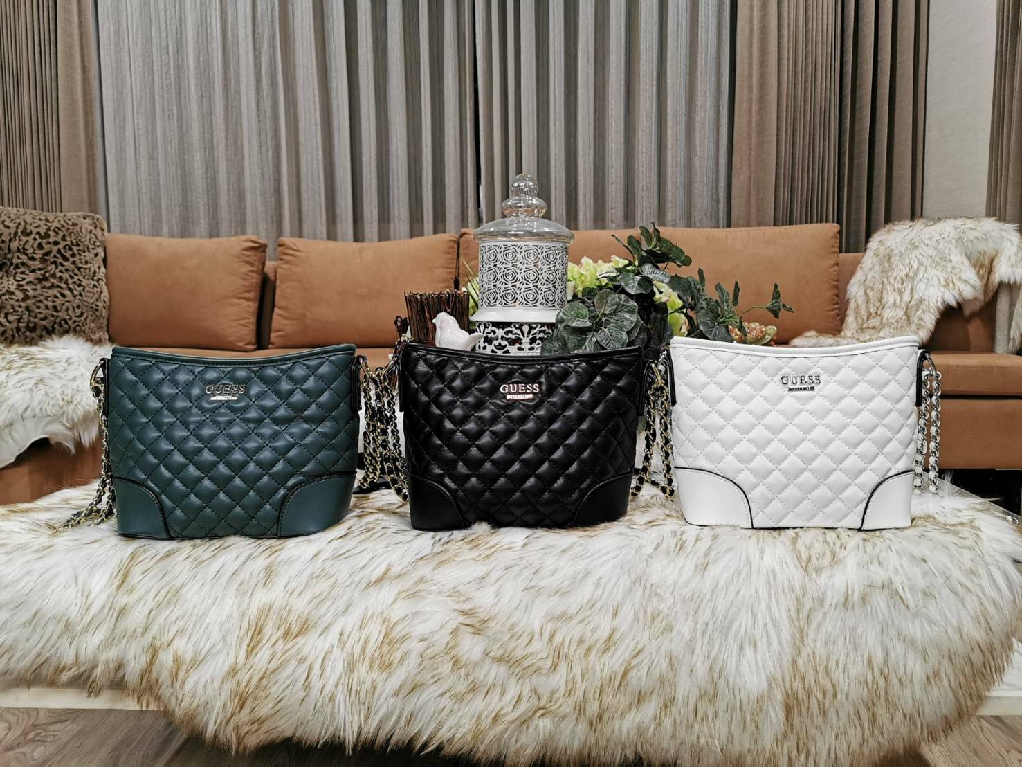 Guess Woman Factory Crossbody Bag กระเป๋าสะพายรุ่นใหม่ดีไซน์สวยหรูคลาสสิคจาก GUESS FACTORY วัสดุหนังเเกะสังเคราะห์เนื้อหนานิ่มลายตาราง เปิดปิดด้วยซิปสะดวกใช้ ด้านหน้ามีโลโก้ ภายในมีโลโก้ช่องใส่ของ และช่องซิป ใส่กระเป๋าสตางค์ใบยาว ของใช้ได้จุ มาพร้อมสายสะพ