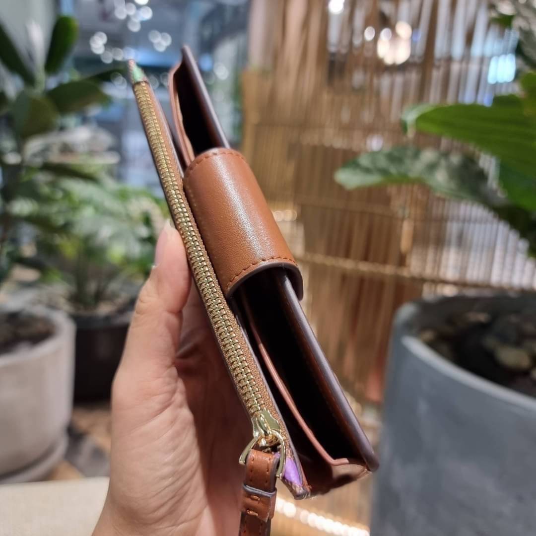 COACH C9944 TECH WALLET IN RAINBOW SIGNATURE CANVAS ดีไซน์ใหม่ คอลเลคชั่นสวยหรู กระเป๋าสตางค์พร้อมสายคล้องมือ ง่ายต่อชีวิตมากจ้า!! มันดี มันพร้อม มันสวยจริงจัง!! ใส่ได้ทั้งบัตร และโทรศัพท์ก็ใส่ได้ทุกรุ่น แถมยังมีช่องซิปแยกไปอีก ช่องเยอะไม่ต้องห่วงจริงๆ วั