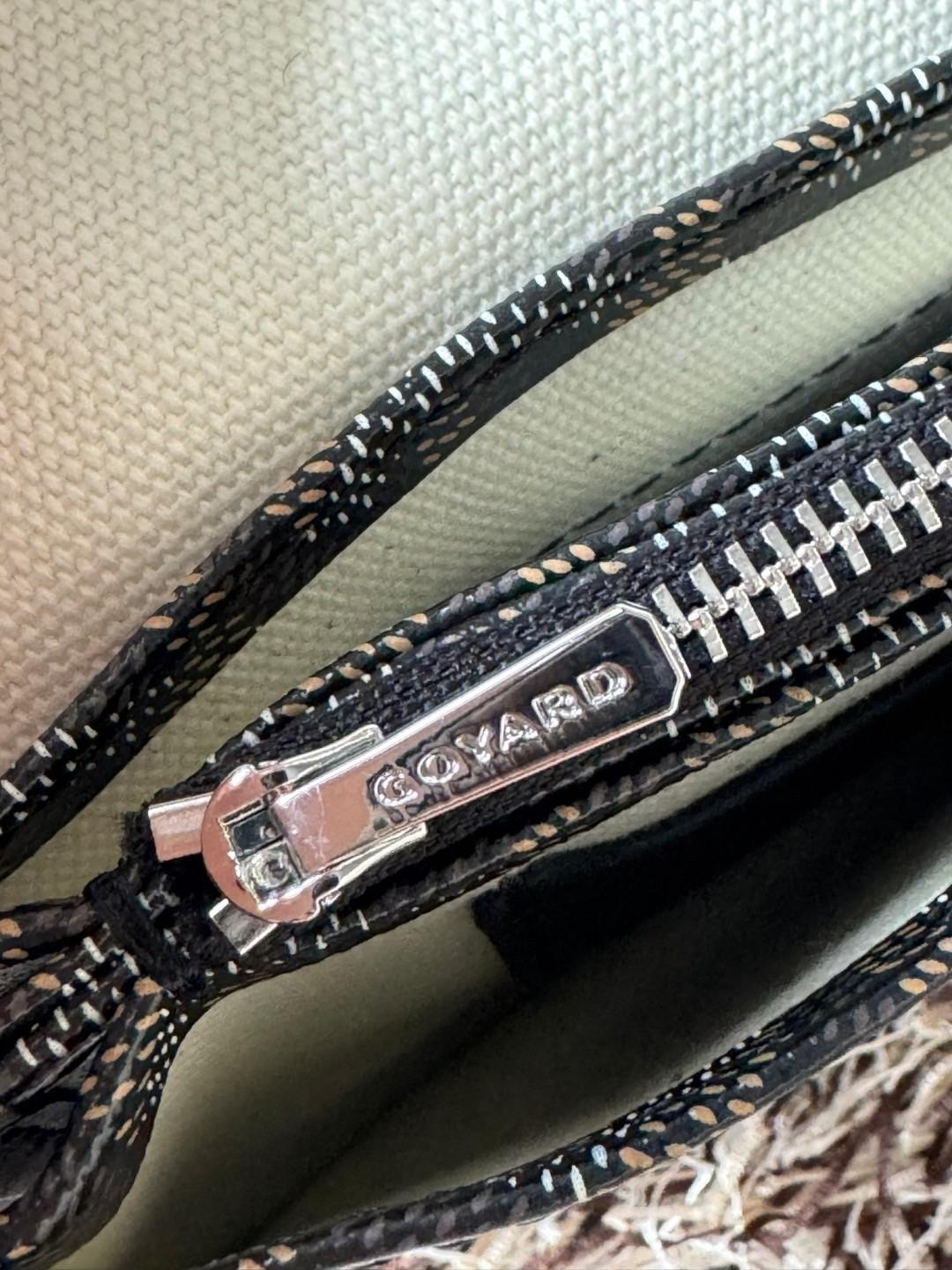 Goyard Plumet Rocket Wallet กระเป๋าสะพายใบเล็กกะทัดรัด ดีไซน์กระเป๋าสตางค์ มีช่องเพียงพอสำหรับใส่ธนบัตร เงินสด เอกสารต่าง ๆ