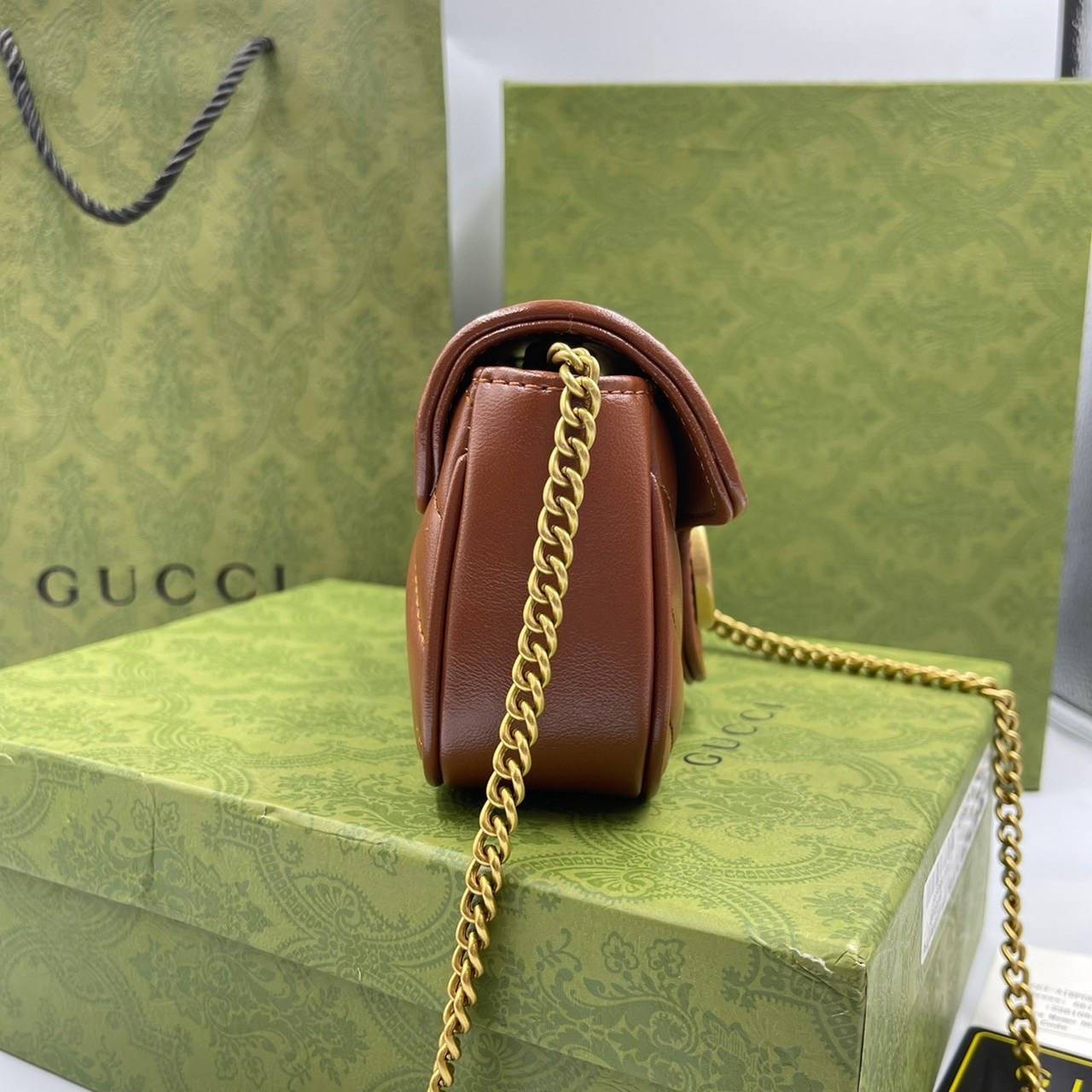 หนังแท้ GUCCI GG Marmont matelasse super mini bag / GG Marmont super mini quilted leather shoulder bag กระเป๋าสะพายข้างใบเล็ก น้องมินิ น่ารั๊กมุ้งมิ้ง วัสดุหนังแท้เชฟรอน สายสะพายแบบโซ่ อะไหล่ทองหรูหรา ด้านหน้าประดับโลโก้แบรนด์หรู ทนทาน แข็งแรง น้ำหนักเบา 