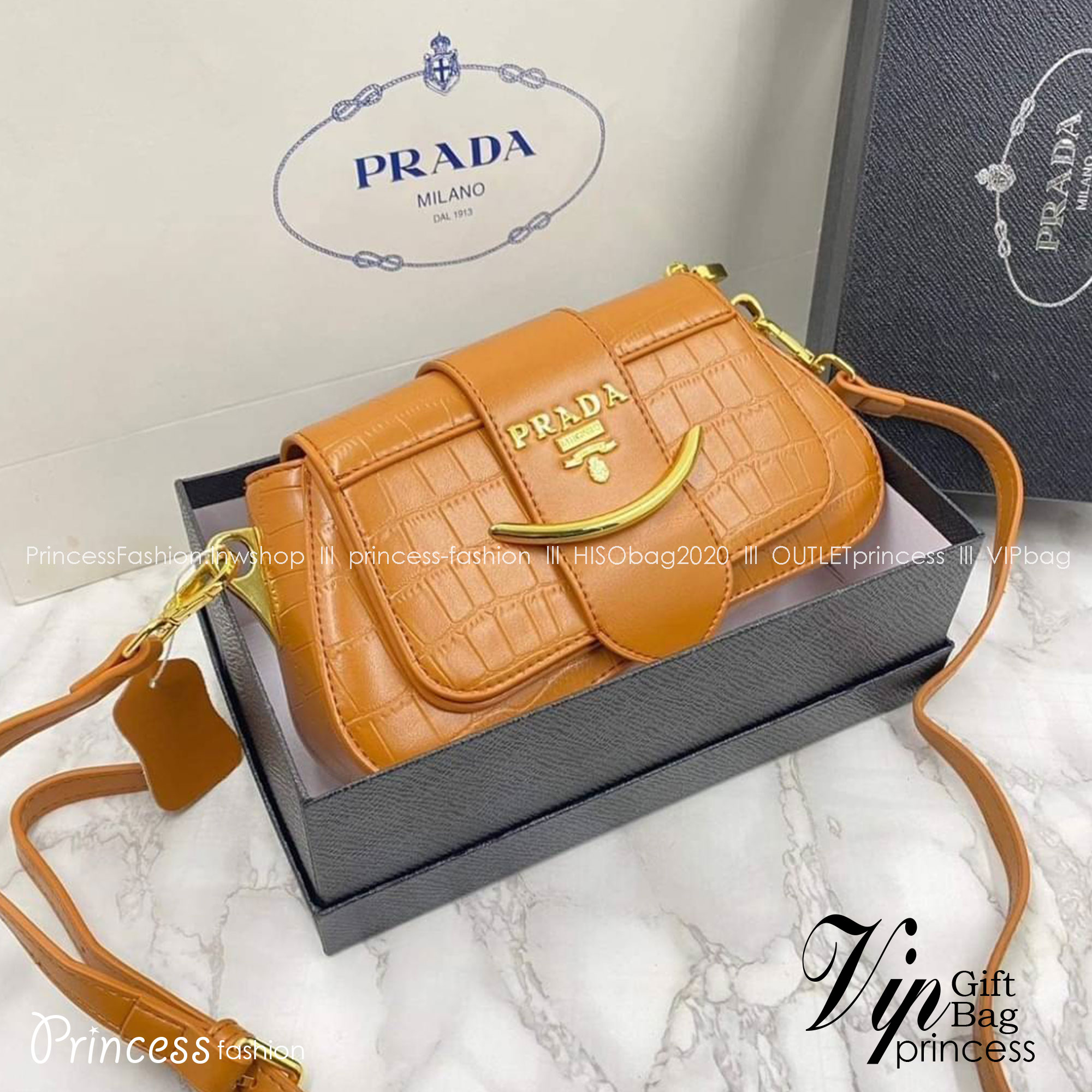PRADA Saffiano Leather Sidonie Bag กระเป๋าสะพายไหล่ ดีไซน์วินเทจย้อนยุค สวยคมชัด คลาสสิคใช้ได้ทุกลุค ขนาดกำลังสวย มีสายสะพายยาว croosbody ปรับเปลี่ยนใช้ได้ตามสไตล์ ใบนี้คุ้มค่ามากๆ ใบจริงคือสวยเกินเบอร์