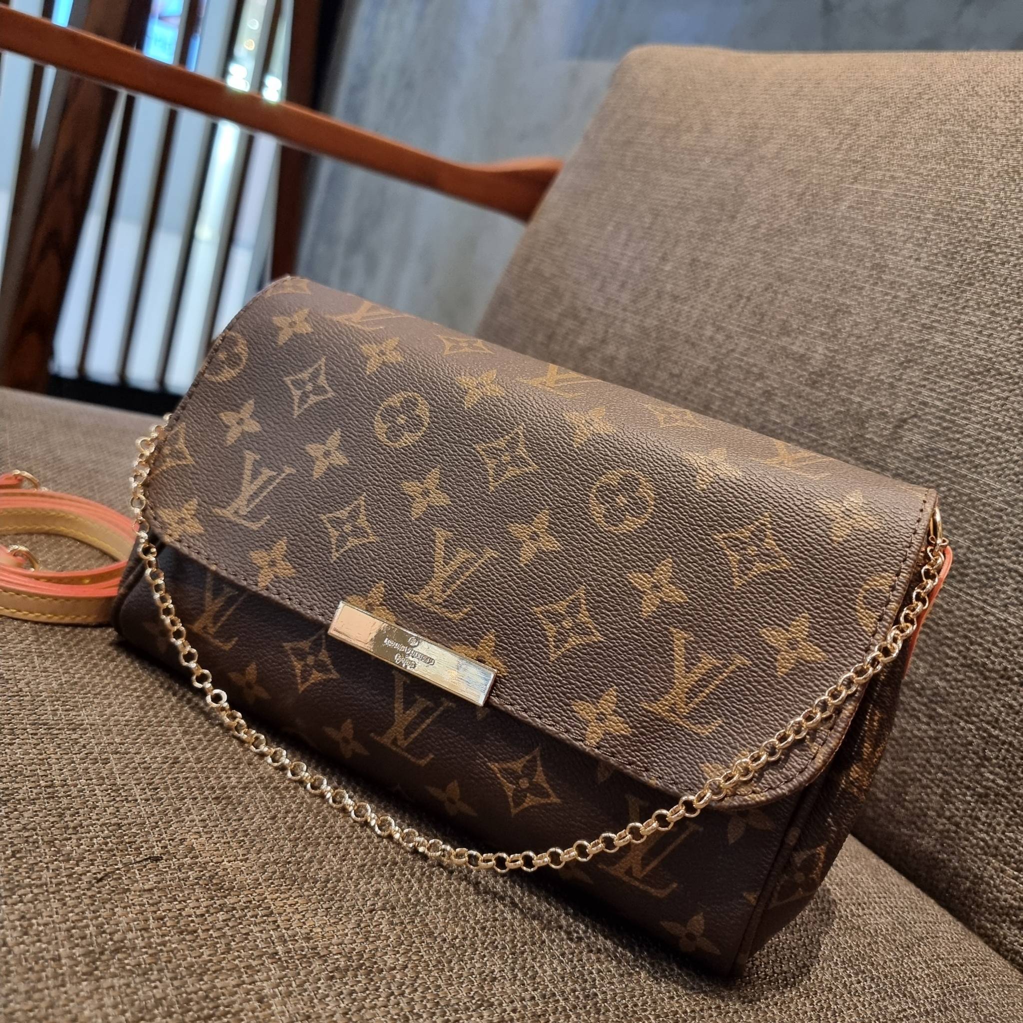 LV CROSSBODY CHAIN BAG rare item!! วัสดุหนังแคนวาส คมชัด หรู เปิด-ปิดกระเป๋าด้วยแถบแม่เหล็ก ภายในเป็นช่องโล่ง ใส่ของใช้สำคัญได้สบายๆ มือถือ พาวเวอร์แบงค์ เครื่องสำอางค์ ของจุกจิกได้หมดจ้า มาพร้อมสายสะพายโซ่ และสายสะพาย crossbody ถอดออกได้ พร้อมเสิร์ฟความส