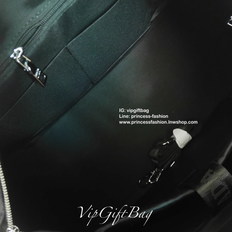 ของมันต้องมี♡ มาใหม่กับ กระเป๋าทรง Travel Bag ใส่ของได้เยอะมาก ไปต่างประเทศได้สบายคะ หมดห่วง ตัวกระเป๋าทำจากผ้า Nylon อย่างดี สามารถกันน้ำได้ ทรงสวยมากคะ มีความอยู่ทรงในระดับนึงด้านหลังมีช่องซิป #อะไหล่เงิน ด้านในมีช่องซิป 1ช่อง ช่องใส่ของจุกจิก แล