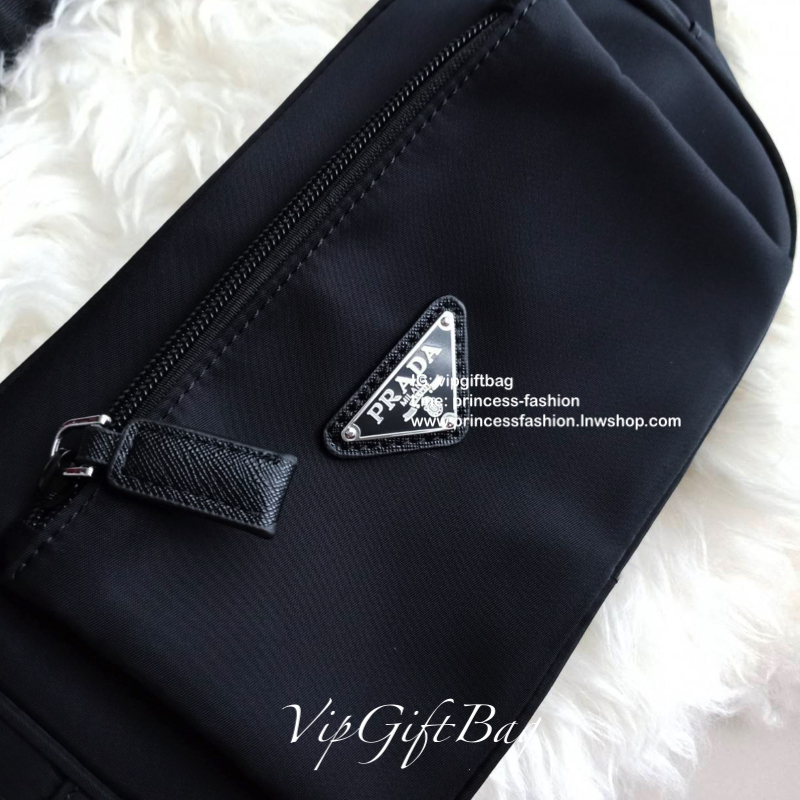 รีวิวเพิ่มค่าา ละครดังยังใช้นะค้าฟ **กระเป๋าคาดอก จากแบรนด์ Prada วัสดุทำจากผ้าNylon อย่างหน้า อยู่ทรงสวยเลยคะ ขนาดกะทัดรัด ใส่มือถือ บัตรเครดิต ได้เหลือๆคะ ด้านหน้ามีช่องซิปแยกให้คะ ด้านในบุผ้าลายแบรนด์อย่างดี มีป้ายโลหะแบรนด์ พร้อมช่องใส่ของแยกอีกด้วยคะ