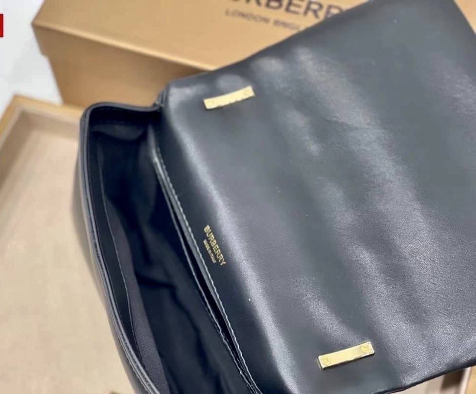 Burberry Quilted Lambskin Lola Bag BURBERRY FRAGRANCES QUITED LAMBSKIN BAG VIP GIFT WITH PURCHASE GWP พรีเมี่ยมกิ๊ฟ Limited จาก BURBERRY Perfume DutyFree หนังแท้ Lambskin หนังนิ่มสวยขึ้นรูปเงา ขนาดกำลังดู ใบฮอตอีกหนึ่งรุ่นที่กำลังมาแรง