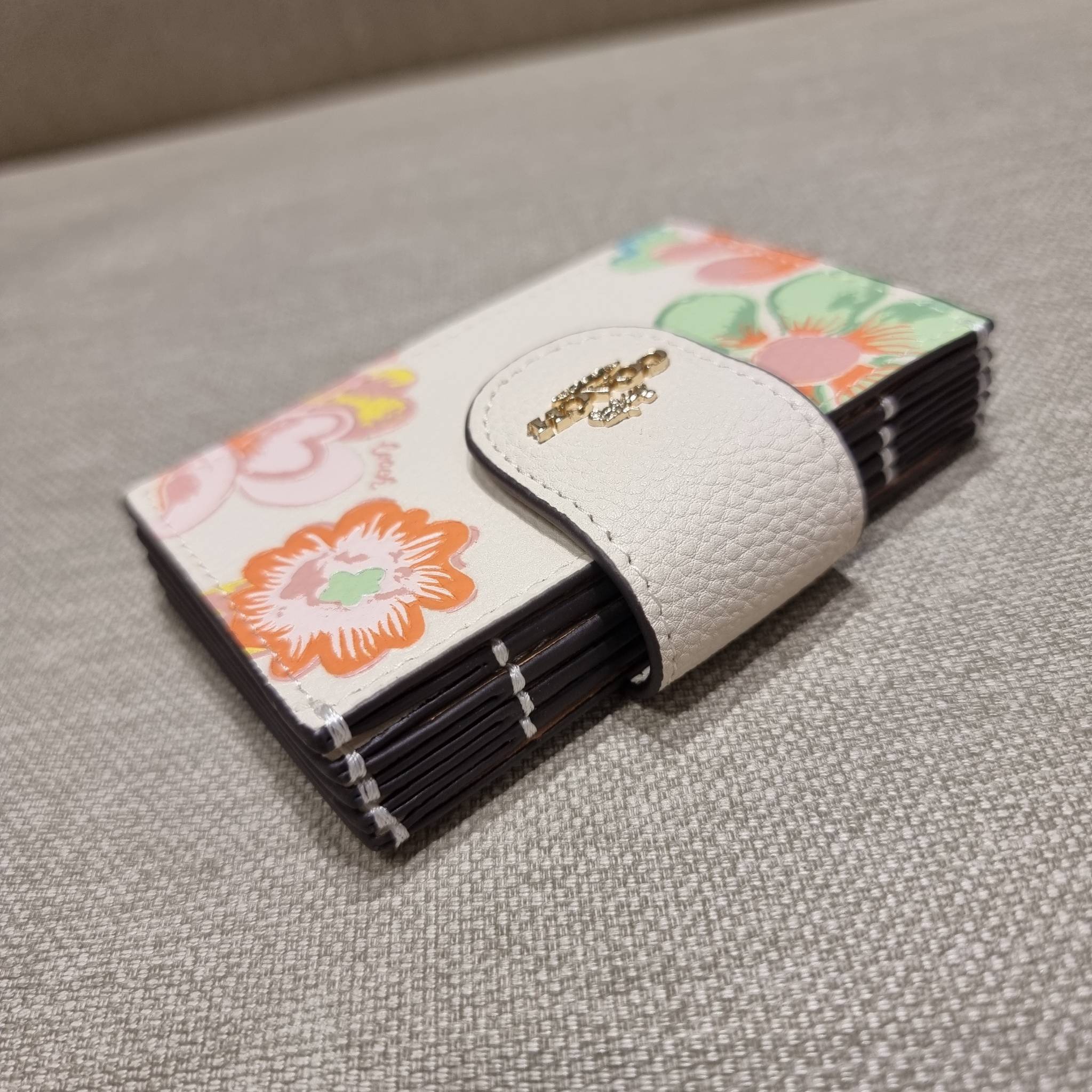 COACH C8325 ACCORDION CARD CASE WITH DREAMY LAND FLORAL PRINT ไอเท็มที่ทำใจฟูจัดเลยจ้า กับกระเป๋าถนอมบัตร ที่สาวๆตามหา ดีไซน์ลวดลายน่ารักมากๆ ขนาดกะทัดรัด พกพาสะดวก วัสดุหนัง pepble ภายในเป็นช่องใส่บัตรได้หลายใบ เหมาะมากสำหรับใครที่มองหากระเป๋าแบ่งสัดส่วน
