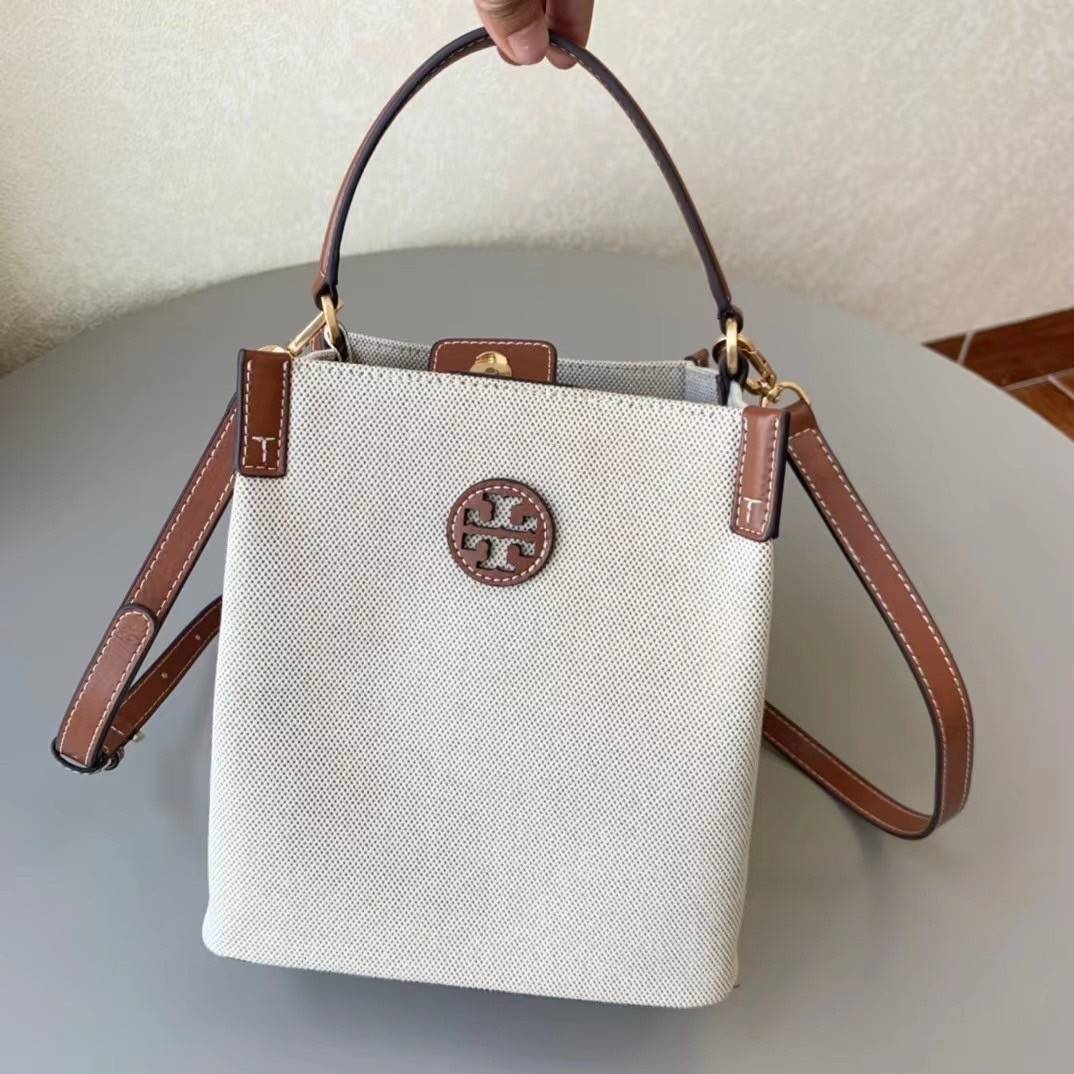 Tory Burch Blake Canvas Bucket Bag รุ่นใหม่ล่าสุด สวยไฉไลฝุดๆ แบบสวยคลาสสิค กระเป๋าทรงถัง วัสดุ Canvas สายหนังแท้ อะไหล่ทอง เปิด-ปิด ด้วยกระดุมแม่เหล็ก ด้านในโล่งมีช่องเล็กใส่โทรศัพท์ได้ น้ำหนักเบา สายสะพายถอดสายได้ crossbody ได้ ปรับระดับได้