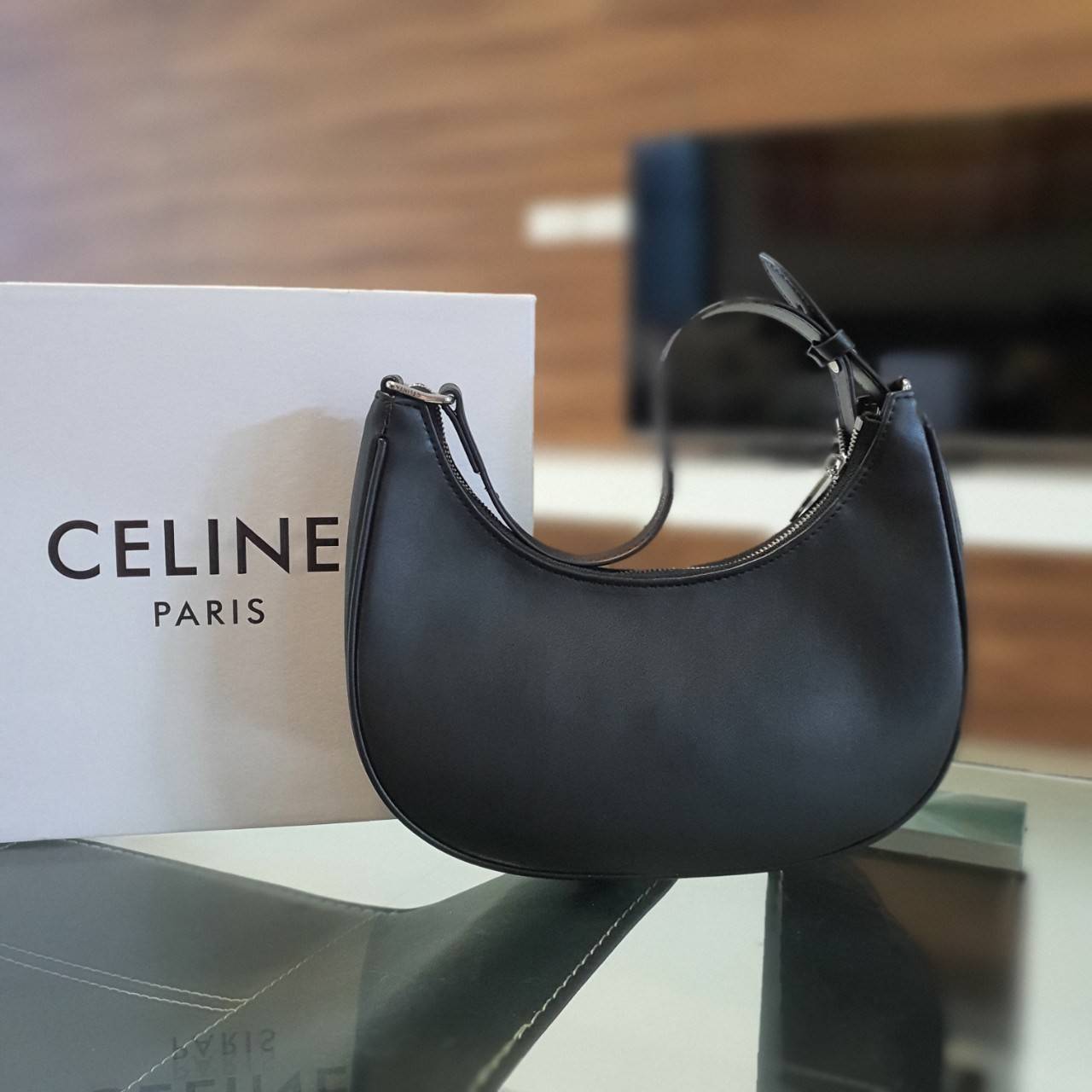 CELINE SHOULDER BAG VIP GIFT WITH PURCHASE (GWP) AVA BAG IN SMOOTH CALFSKIN พรีเมี่ยมกิ๊ฟ Limited Edition จาก CELINE HAUTE PARFUME DUTYFREE COUNTER วัสดุหนังสังเคราะห์เรียบสวย ดีไซน์สวยหรูฮิตสุดในเกาหลี! หนังสวยอยู่ทรงกันน้ำ เปิดปิดด้วยซิปแบรนด์ ภายในโล่ง