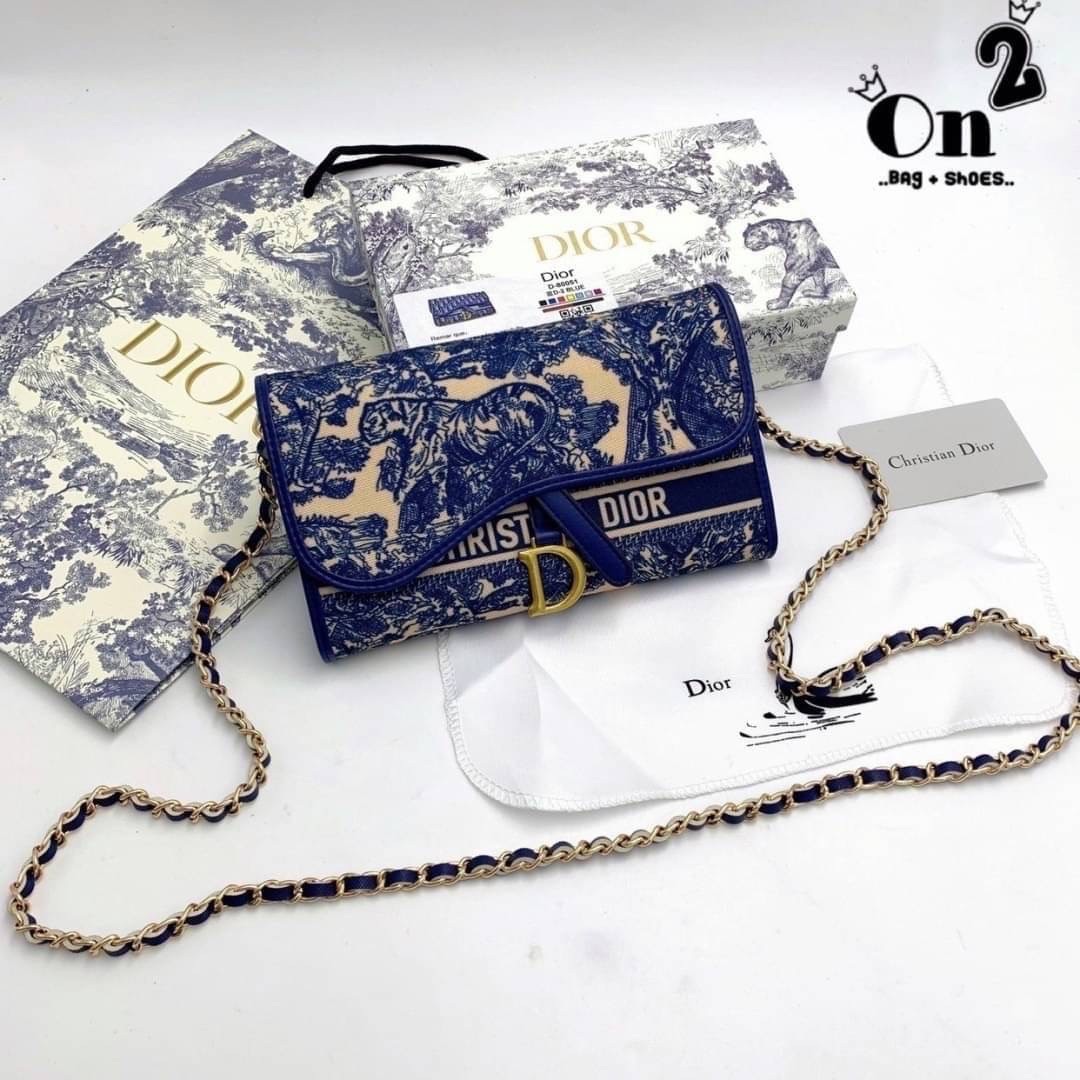 DIOR LONG WALLET WITH CHAIN MONOGRAM / DIOR WALLET กระเป๋าสตางค์ใบยาวพร้อมสายสะพายโซ่อะไหล่ทองสลับหนัง ขนาดกำลังน่ารัก เป็นเอกลักษณ์ของความหรู วัสดุแคนวาสแท้และผ้า Jacquard อย่างดี ผสมผสานความสง่างามและคลาสสิกที่เข้ากับยุคสมัย ด้านหน้าโดดเด่นด้วยซิกเนเจอร