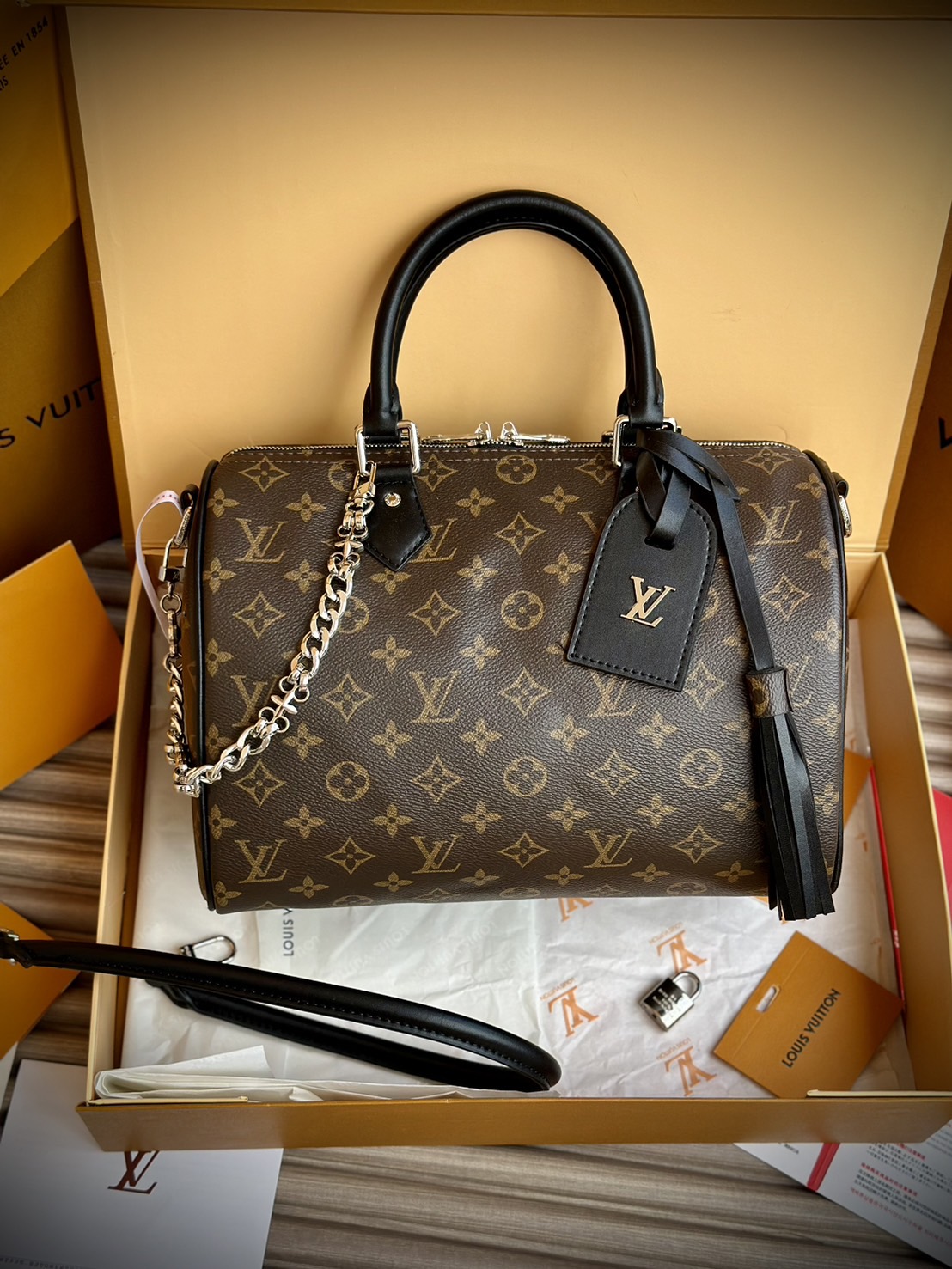 LV Speedy Soft 30 Dark Bag Monogram Black กระเป๋าทรงหมอนสปีดี้รุ่นใหม่ใบใหญ่ดีไซน์สวยสะดุดตา พร้อมโซ่สีเงินห้อยสวยโดดเด่น เพิ่มกิมมิกด้วยพู่ห้อย เป็นเพื่อนคู่ใจในการเดินทางที่สมบูรณ์แบบ เพิ่มสัมผัสหรูหรามีระดับ