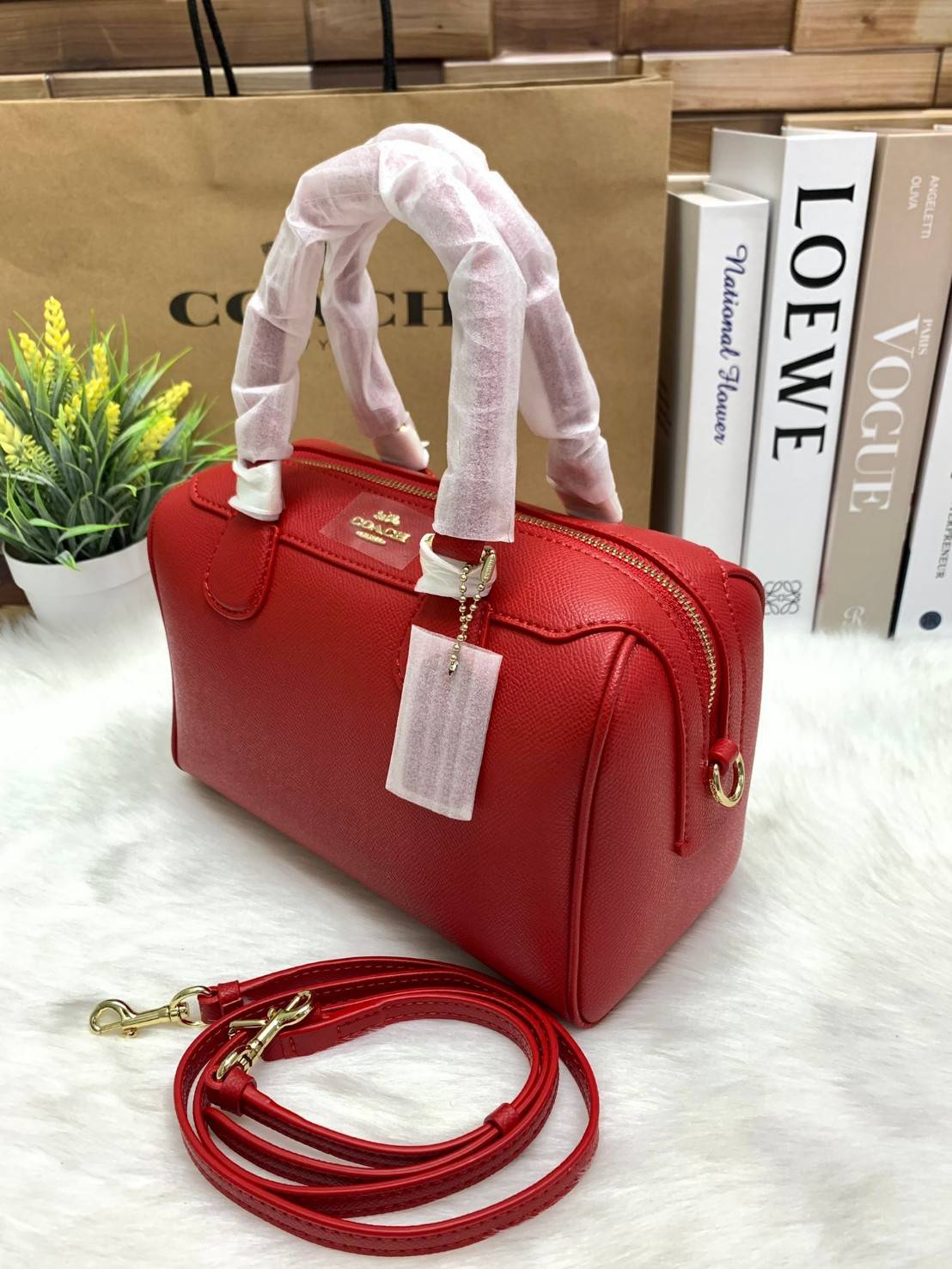 รุ่นอะไหล่ทองเข้าแล้วจ้าา ห้ามพลาดค่ะ Coach Bennett Boston Bag in Crossgrain Leather ((32202)) พร้อมส่ง รุ่นที่สาวๆหลายๆคนถามถึงกันค่า! กระเป๋าทรงหมอน หนังแท้ ลายหนังสวยมากค่ะ ไม่ว่ายุคไหนๆก็สวย ดูดี ทรงฮิตในตำนานค่ะ ✔️อะไหล่ทองหรูสวย เปิดปิดกระเป๋