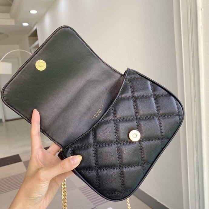 Tory Burch Willa Mini Top Handle Bag พร้อมส่งที่ไทย ใบจริงคือสวยสุดดไปเลยค่าา! กระเป๋าสะพายข้างหรือหิ้วก็เก๋ไปอีกเลยค่ะ! หนังแท้อย่างดี ลายนวมนิ่มมือดีมากค่ะ ด้านหน้ามีอะไหล่โลโก้แบรนด์ เปิดปิดกระเป๋าแบบกระดุมแม่เหล็ก ภายในสามารถใส่กระเป๋าเงินใบกลางได้;มื