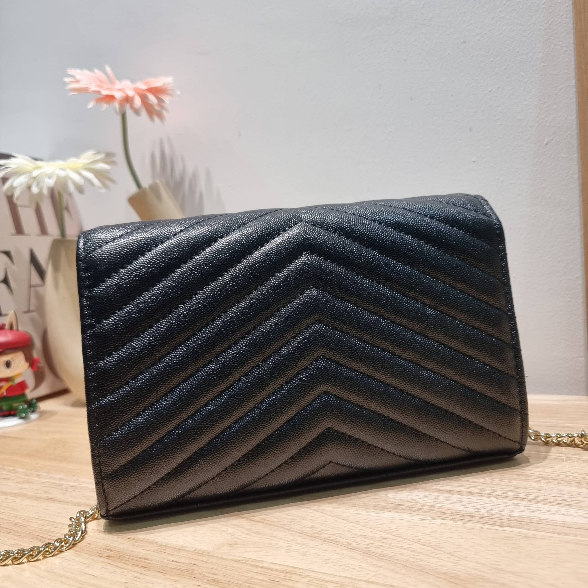 YSL WOC 9 ไม่เคยผิดหวังจริงๆ!! กับรุ่นที่สาวๆรู้กัน Yves Saint laurent clutch bag with chain กระเป๋าสะพายทรง woc สุดฮอต ดีไซน์เรียบหรู โดดเด่นด้วยโลโก้ด้านหน้า เพิ่มดีเทลความผู้ดี