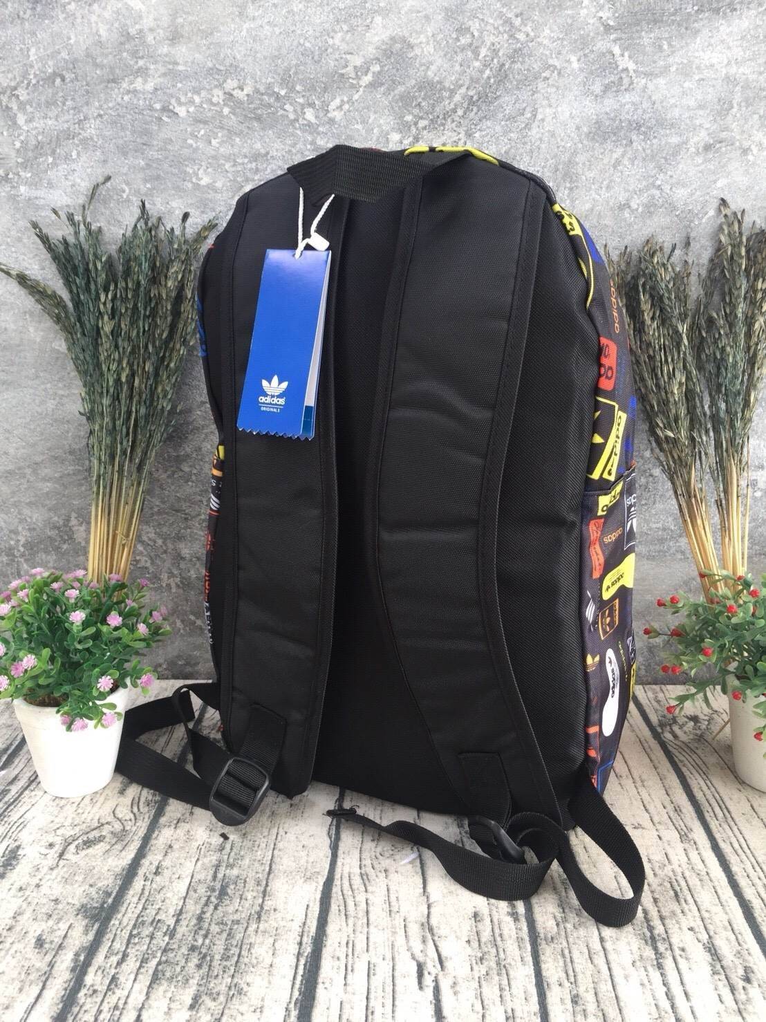 ADIDAS WOMEN ORIGINALS CROCHITA CLASSIC BACKPACK กระเป๋าเป้ แบบใหม่ล่าสุด พิมพ์ลายคลาสสิค ใช้เป็นกระเป๋านักเรียน หรือเป้กีฬาได้ ช่องใส่ของใหญ่แยกช่องสำหรับใส่หนังสือ และมีช่องหน้าใส่ของจุกจิก รูปแบบสวยทันสมัย ใช้ได้ทั้งชาย-หญิง วัสดุคุณภาพดี กันน้ำได้