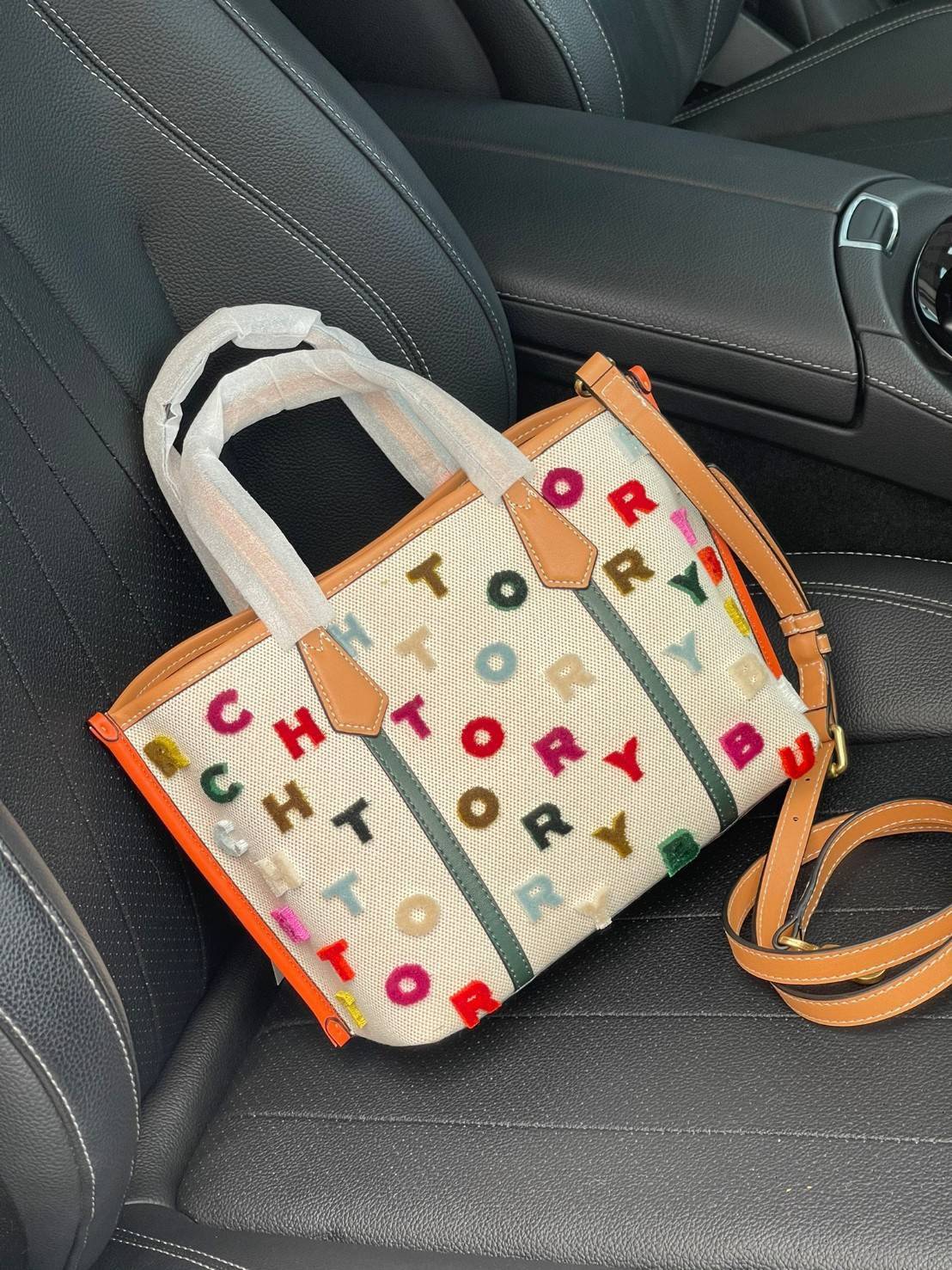 ของแท้ 💯% Tory burch perry coupe small triple-compartment tote bag เปลี่ยนบรรยากาศมาพักผ่อนแบบ Staycation สร้างสีสันให้วันพักร้อนสไตล์สาว Tory Burch กระเป๋าหลากสีสัน