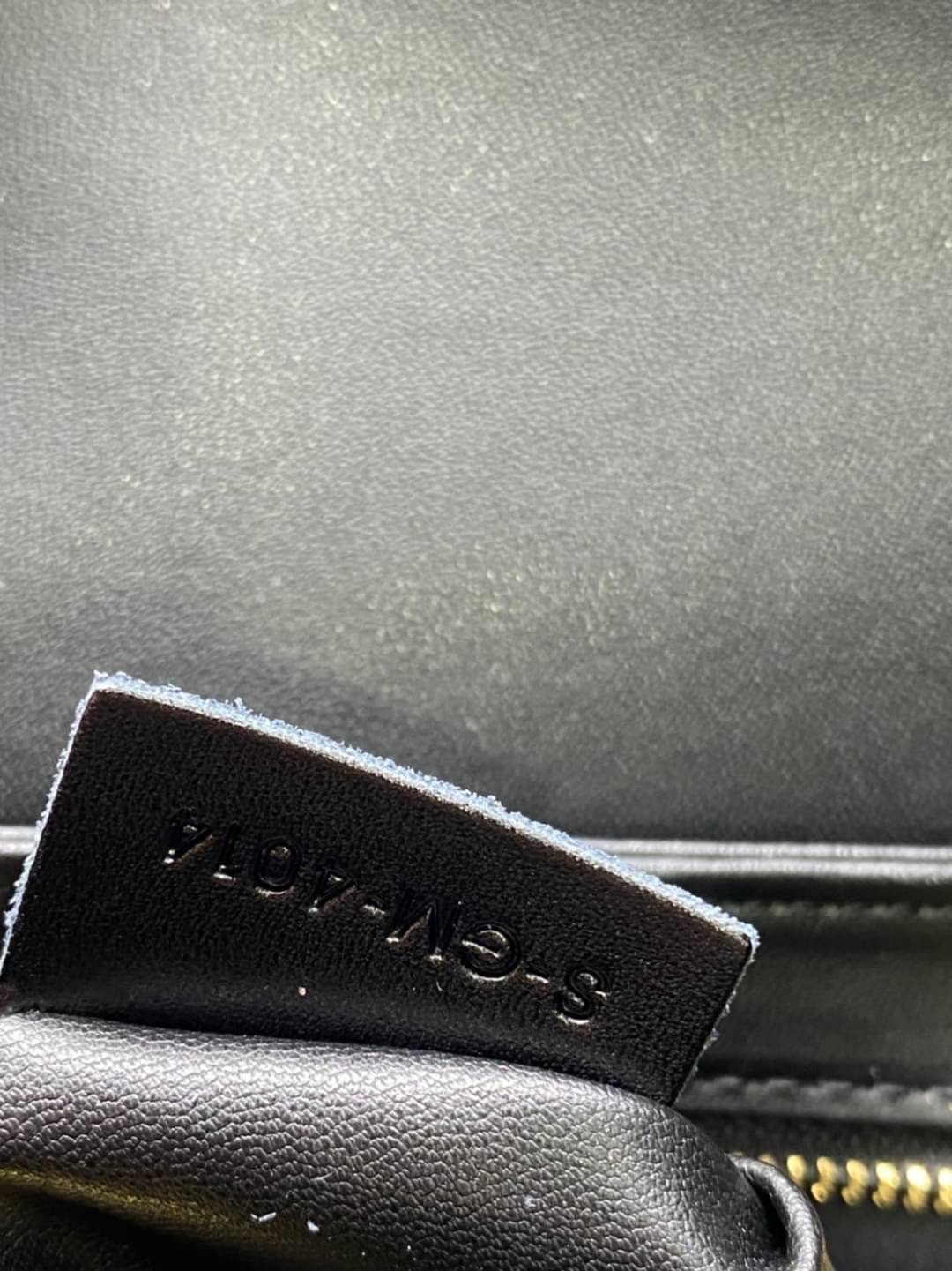 CELINE TRIOMPHE CROSSBODY BAG / CELINE TEEN ดีไซน์ยอดนิยมสไตล์ LISA ทรงสี่เหลี่ยมหนังสวยหรูอยู่ทรงเปิดปิดด้วยฝาปิดโลโก้แบรนด์อะไหล่ทอง ภายในมีช่องหลัก ช่องย่อย และช่องซิป สามารถใส่มือถือของใช้จุกจิกได้เยอะ มาพร้อมสายสะพายหนังยาวปรับระดับได้ จะสะพายไหล่ CR