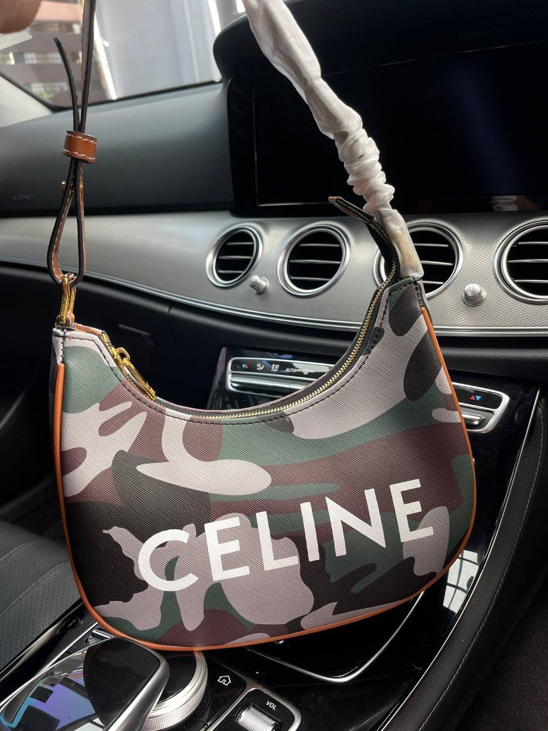 VIP 】Celine Ava Bag In Canvas With Camouflage And Celine Print รุ่นนี้ออกแนวสายลุยแต่ยังคงความคลาสสิกทั้งลายที่แสนโดดเด่น และสายแบบเข็มขัดก็เข้ากันได้ดีสุด ๆลวดลายcamo แบบสะดุดตา การใช้งานไม่ซับซ้อน ตอบโจทย์สำหรับหากสาว ๆ คนไหนที่กำลังมองหากระเป๋าสะพายไหล