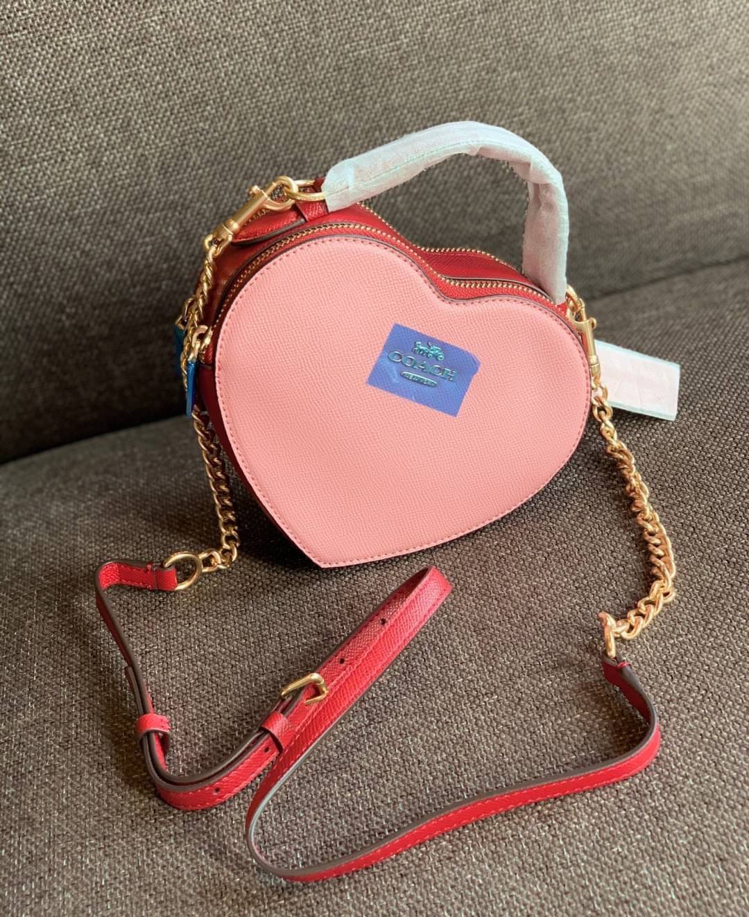 ต้อนรับวาเลนไทน์นี้ ❤️พร้อมส่งความรักหว๊านหว๊านค่ะ❤️ COACH HEART CROSSBODY BAG ((C5118//C5119)) 💥Limited edition หลงรักแน่นอน💋 พร้อมส่งที่ไทยก่อนใครวันนี้!