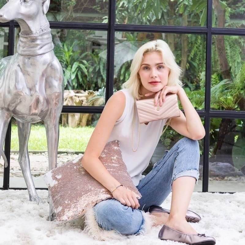 สาวๆมีกระเป๋าสตางค์ยาวแบบ3in1 หยิบมาถือสะพายจบในใบเดียวกันหรือยัง ! ใบนี้ แนะนำเลย 📌หนังวัวแท้ สวยมาก 📌จะใช้เป็นกระเป๋าสตางค์ หรือจะถอดสายถือเป็น คลัช หรือสะพาย Cross body ชิลๆ ก้อได้เลย