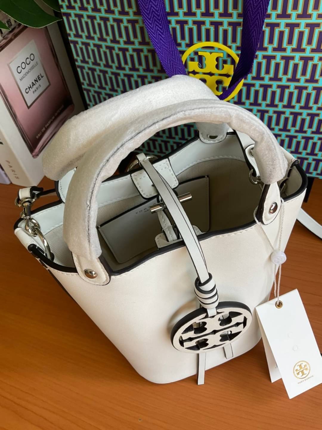 TORY BURCH LEATHER BUCKET BAG MILLER MINI BAG รุ่น 55222 กระเป๋าสะพาย Crossbody ทรงถังสวยสุดฮิต เป็นรูปทรงใหม่