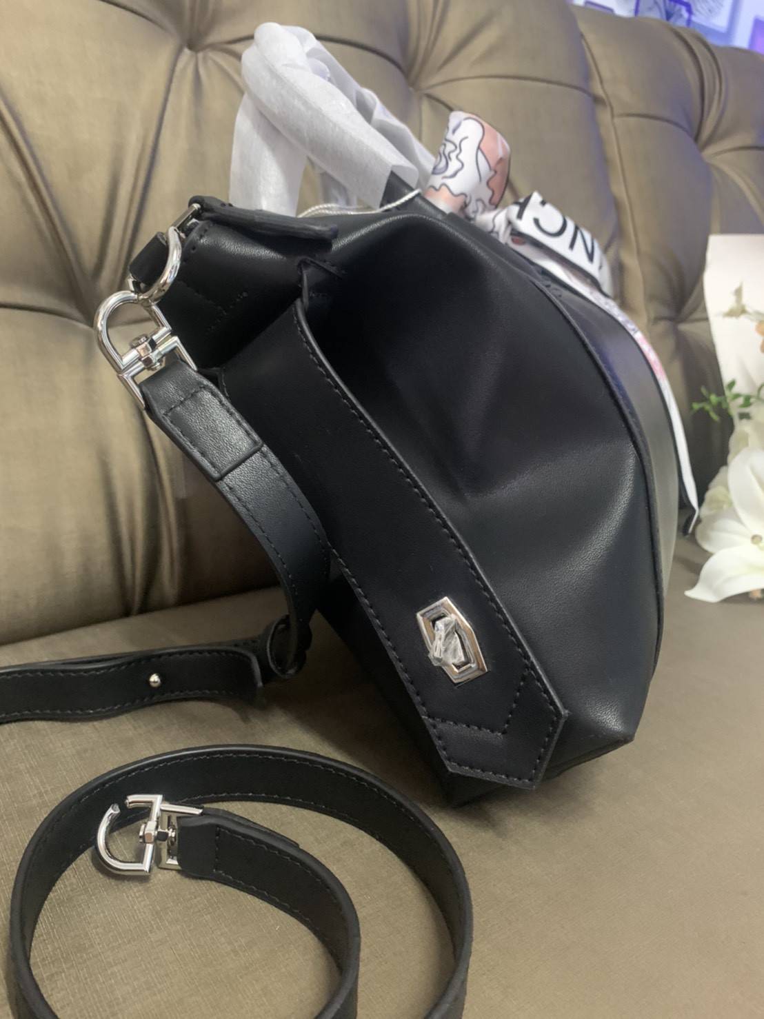 Givenchy Antigona Soft Small Leather Bag เข้ารอบใหม่ ราคาดีต่อใจ .. ไม่มีไม่ได้แล้ว! กระเป๋ารุ่น Iconic อย่าง Antigona Soft รุ่น "Classic" **มาพร้อมผ้าผูกโบว์ น่ารักมากมาย ประดับด้วยสัญลักษณ์ของแบรนด์ Givenchy ด้านหน้า **อะไหล่เงิน ไอเท็มยอดฮิตท
