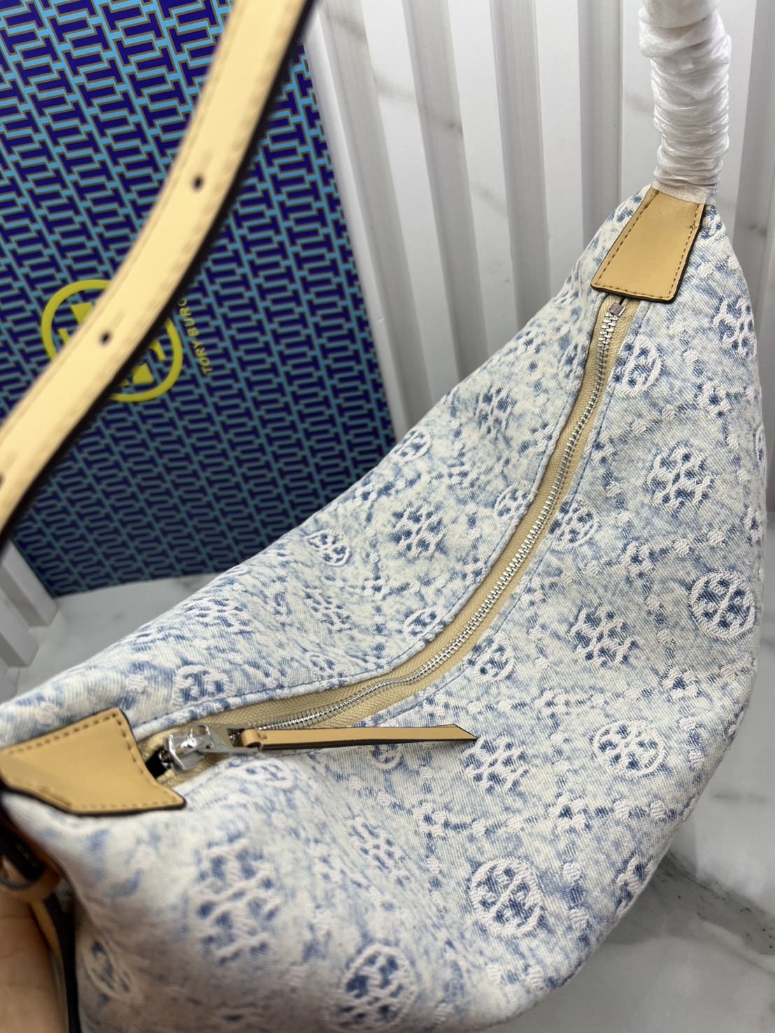 ORI หนังแท้ | Tory Burch T Monogram Balloon Bag 40cm กระเป๋าสะพายทรงโฮโบใบใหญ่ ถือหรือคล้องไหล่รูปทรงใหม่บอลลูนสวยหรูด้วยลายโมโนแกรมเต็มใบ ภายในโล่งกว้างจุของได้เยอะ คอลเลคชั่นใหม่มาแรง!