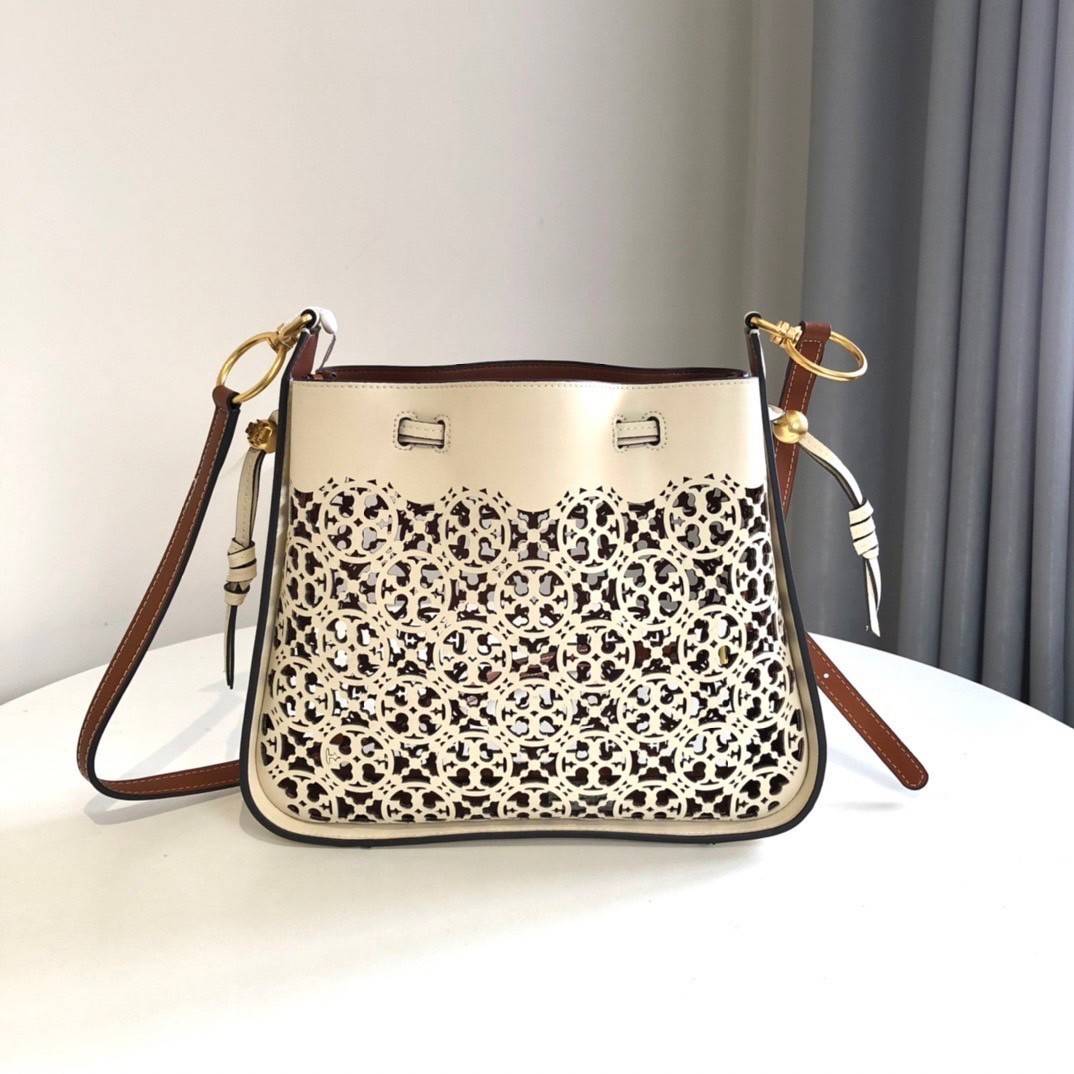 TORY BURCH T MONOGRAM LASER-CUT BELL BAG / TORY TOTE BAG ใจบางที่สุดกับคอลเลคชั่นนี้ กับกระเป๋าสะพายทรงโท้ท งานตามหาและหายาก รุ่นชูโรงสุดฮิต ที่เพิ่มดีเทลความแพงด้วยการฉลุลวดลายโมโนแกรมรอบใบ