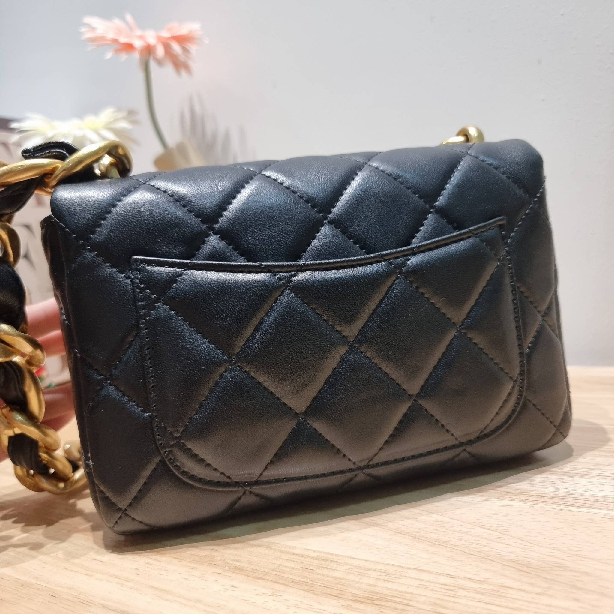 Chanel chunky chain bag in black สวยฟาดย้อนยุคความหรู ในราคาที่จับต้องได้ กับกระเป๋าสะพายไหล่ ไซส์กำลังสวย โดดเด่นด้วยสายสะพายโซ่สลับหนังเส้นใหญ่ ทนทาน ดูแพง