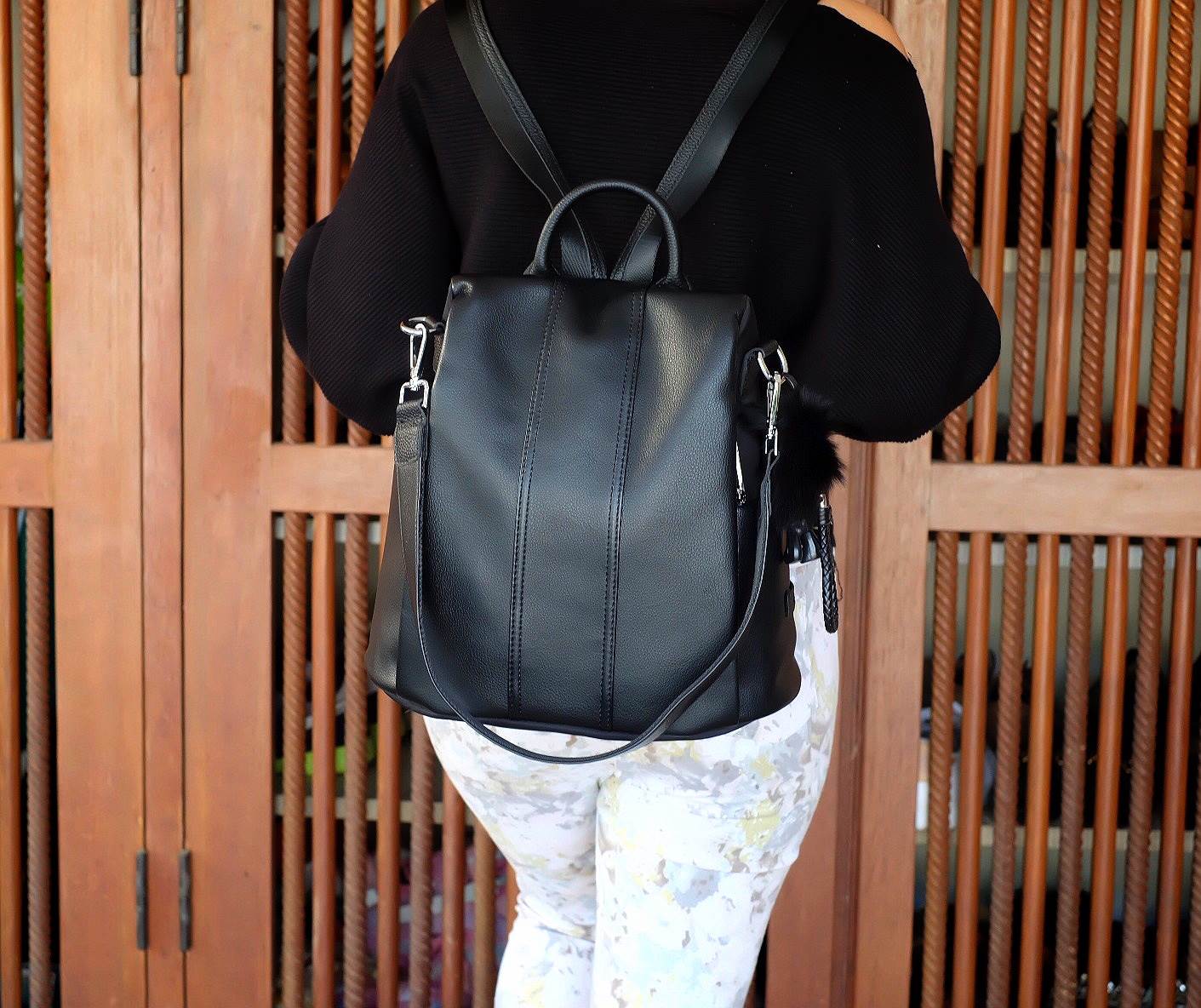 กระเป๋าเป้หนัง!!! ทรงน่ารักมากๆๆๆ จากแบรนด์ KEEP รุ่น Kyla backpack ใบนี้ มีสายสั้นหนังสำหรับสะพายไหล่ให้ด้วยคะ **จุดเด่นที่ >ตัวกระเป๋าทำจากหนังวัวสังเคราะห์ นิ่มมากลายหนังสวย >ตัวกระเป๋ามีสายสั้น ให้เพิ่มอีก 1 สายสำหรับสะพายไหล่คะ >ขนาดกระเป๋าก