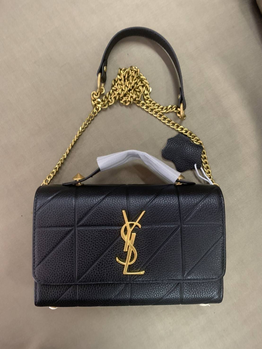 SAINT LAURENT YSL BAG VIP GIFT WITH PURCHASE (GWP) พรีเมี่ยมกิ้ฟ Limited Edition จาก YSL DUTY FREE COUNTER วัสดุหนังแกะหนังเคราะห์ ตกแต่งลวยลายตาราง ปักหมุดตรงหูหิ้ว ด้านหน้าประดับโลโก้แบรนด์YSL ขนาดกระทัดรัด หนังเงาสวย อะไหล่ทองทั้งใบ มาพร้อมสายสะพายยาวส
