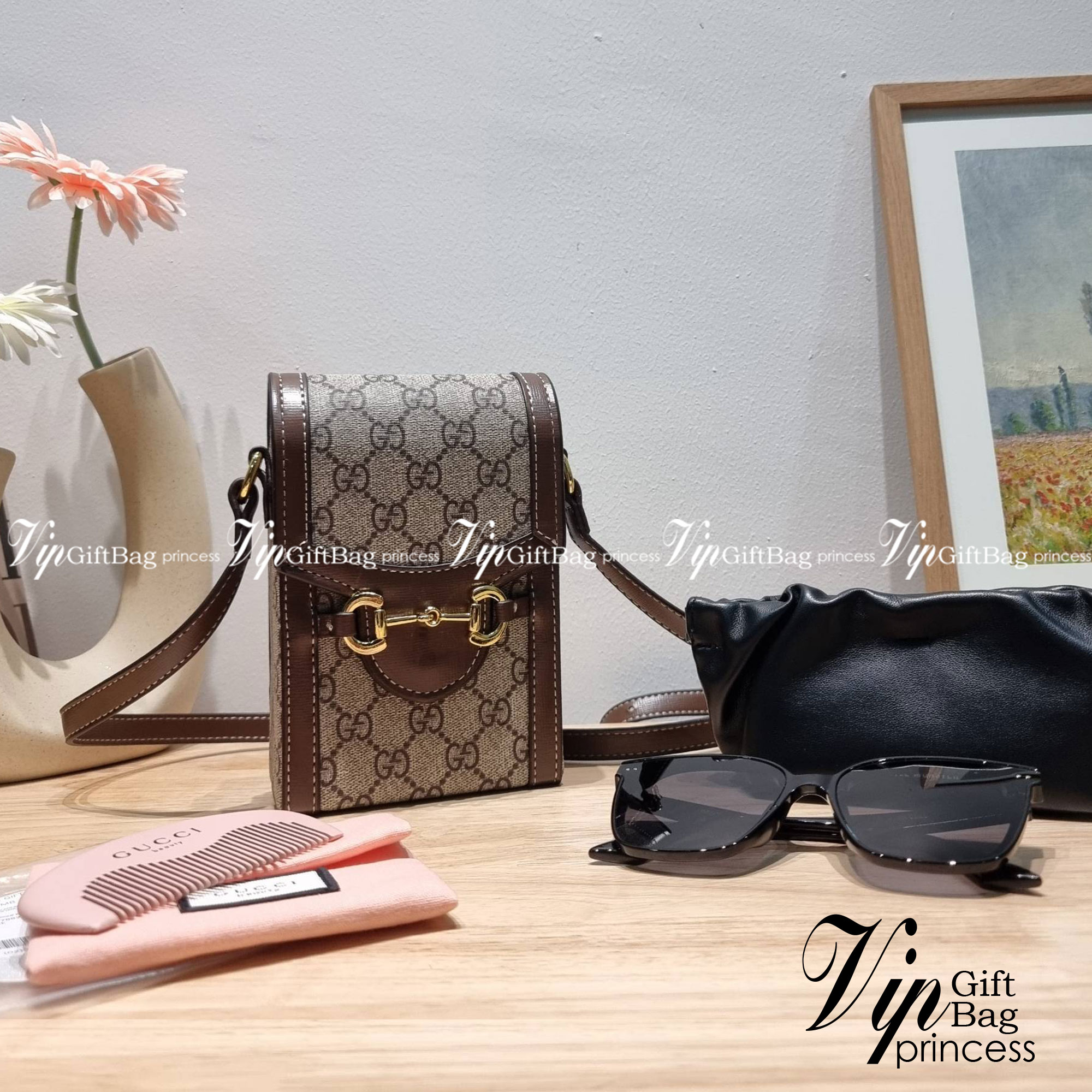 Set 3 ชิ้น Gucci Horsebit 1955 mini bag / Gucci Phone Bag box set ชวนสะสม ใครมองหาของขวัญอยู่ เซ็ทนี้จัดว่าเลิศมาก! กับการจับเอารุ่นยอดฮิต มามิกซ์รวมกับไอเท็มสุดคุ้มของมันต้องมี!! จัดเรียงให้อยู่ในกล่อง box set ลิมิเต็ด ที่มีทั้งแว่นตา gentle monster แบรน