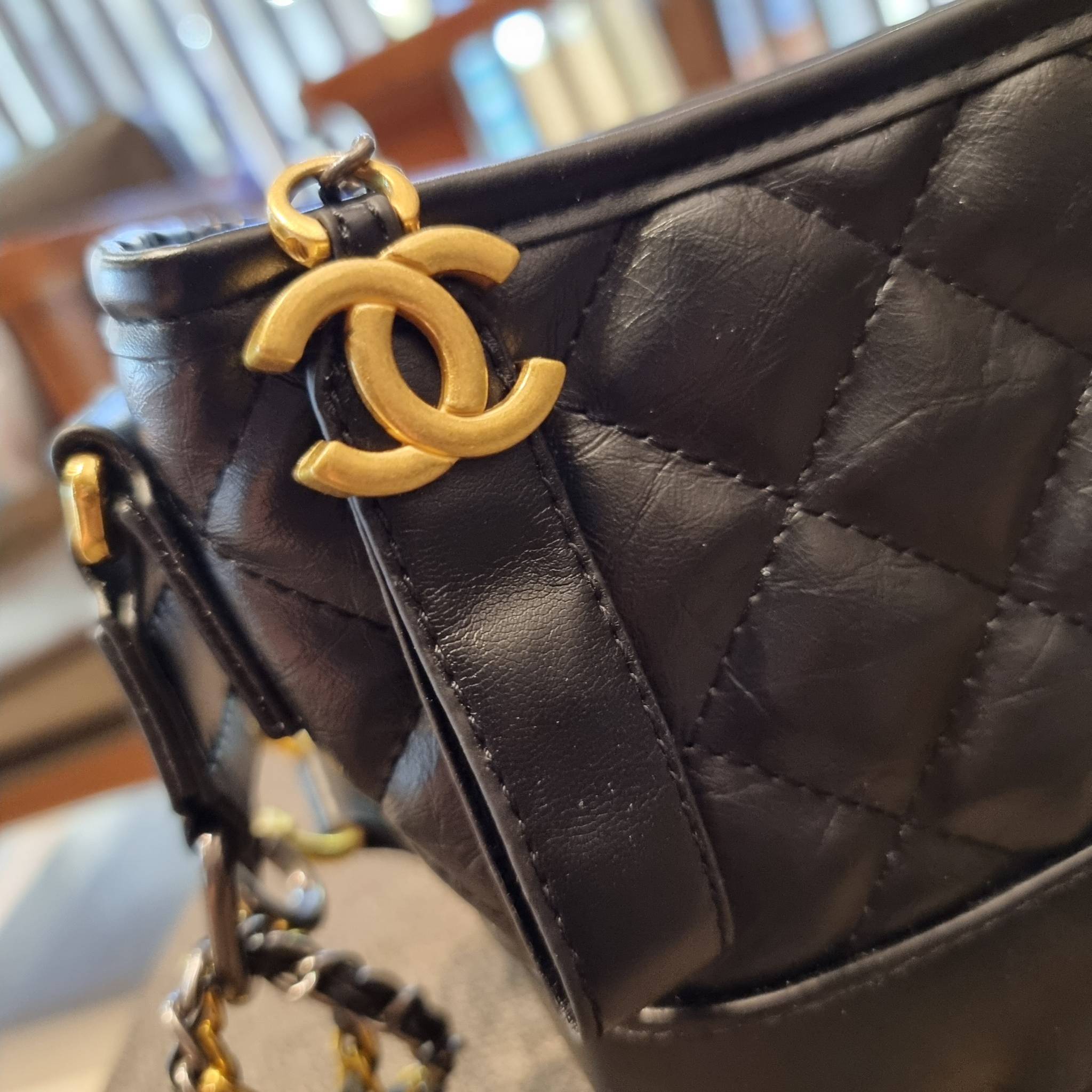 8" CHANEL SHOULDER BAG / CHANEL GABRIELLE HOBO BAG ไซส์คลาสสิค กระเป๋าสะพายข้าง/ไหล่ หนังสังเคราะห์ นิ่ม หรู มาพร้อมพวงกุญแจสัญลักษณ์แบรนด์ พิเศษ!! สายคล้อง jumbo font เพิ่มดีเทลความแพง อะไหล่พร้อมโซ่สะพายสีทองสลับสีเงินรมดำ สามารถสะพาย crossbody หรื
