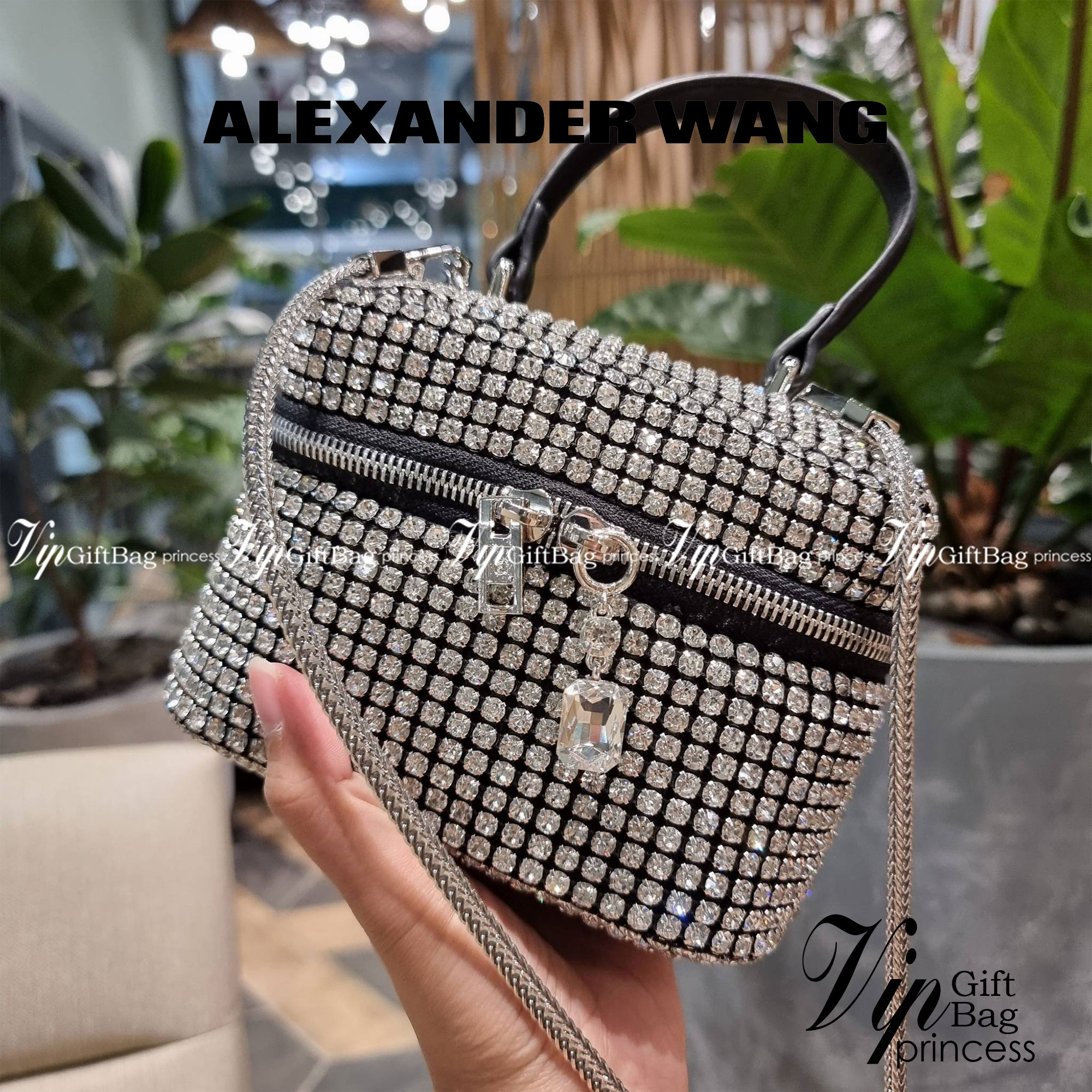 ALEXANDER WANG HEIRESS BOX BAG IN RHINESTONE MESH ใหม่ก่อนใคร กับไอเท็มสุดเอ็กซ์คลูซีฟ วีไอพีจากเคาน์เตอร์ กับกระเป๋าถือ/สะพายทรงกล่องตกแต่งพลอยเทียม หรูหรา โดดเด่น ดูแพง ด้วยการตัดเย็บเรียงร้อยลงบนตาข่ายเนื้อละเอียด ทำให้ดูดีมีราคางดงามมากๆ เปิด-ปิดด้วยซ