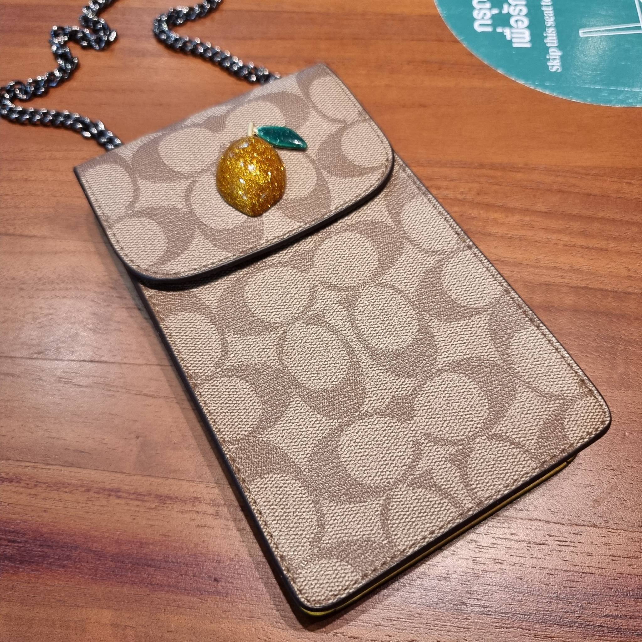 COACH F73486 NORTH/SOUTH PHONE CROSSBODY IN SIGNATURE CANVAS WITH FRUIT 🍒🍓🍋 แจกความสดใสกันอีกครั้ง!! กับกระเป๋าสะพายเอนกประสงค์ Case phone ใส่โทรศัพท์มือถือได้ทุกรุ่น ดีไซน์ลายผลไม้ฉ่ำๆ สวยมีเสน่ห์ 💖 วัสดุหนังแคนวาสคุณภาพ ฝ