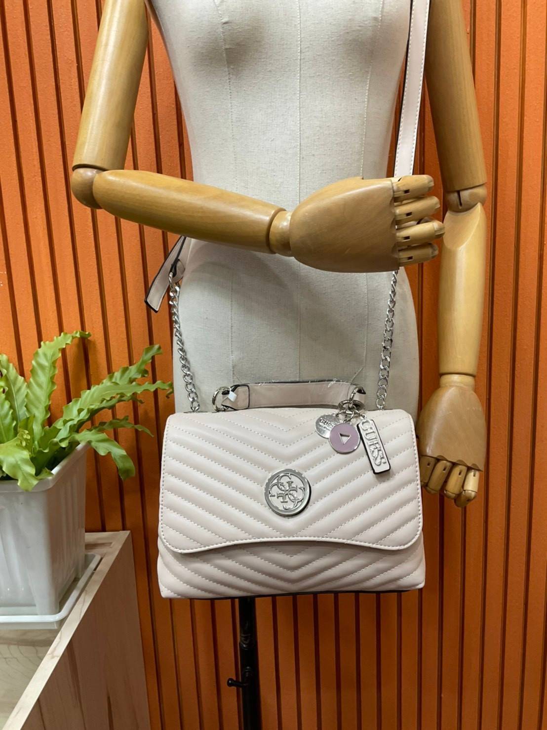 ของแท้ 💯% 】GUESS BLAKELY TOP HANDLE FLAP BAG กระเป๋สะพายรุ่นใหม่ล่าสุด รุ่นยอดนิยมสวยอยู่ทรง วัสดุหนังนิ่ม น้ำหนักเบา มีฐานกว้างตั้งอยู่ทรง ด้านหน้าประดับด้วยโลโก้แบรนด์สวยโดดเด่น