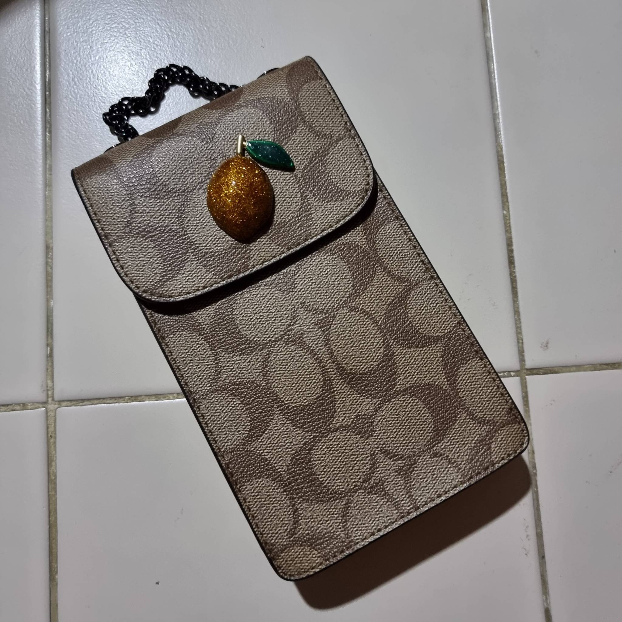 COACH F73486 NORTH/SOUTH PHONE CROSSBODY IN SIGNATURE CANVAS WITH FRUIT 🍒🍓🍋 แจกความสดใสกันอีกครั้ง!! กับกระเป๋าสะพายเอนกประสงค์ Case phone ใส่โทรศัพท์มือถือได้ทุกรุ่น ดีไซน์ลายผลไม้ฉ่ำๆ สวยมีเสน่ห์ 💖 วัสดุหนังแคนวาสคุณภาพ ฝ