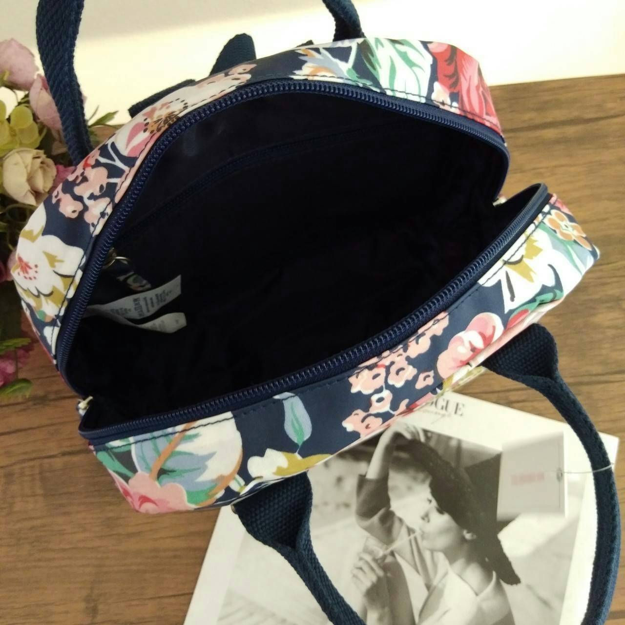 Cath Kidston Mini Backpack Bag กระเป๋าเป้ size mini สไตล์ Vintage สุดฮิต วัสดุ Canvas เคลือบ ทนทาน ดูแลรักษาง่าย มีหูหิ้ว ด้านหน้ามีช่องซิป เปิดปิดกระเป๋าด้วยซิป ภายในมีช่องซิปเล็ก ใน่กระเป๋าสตางค์ใบยาวได้ ใบนี้จะถือหรือสะพายก็ดูดีค่ะ