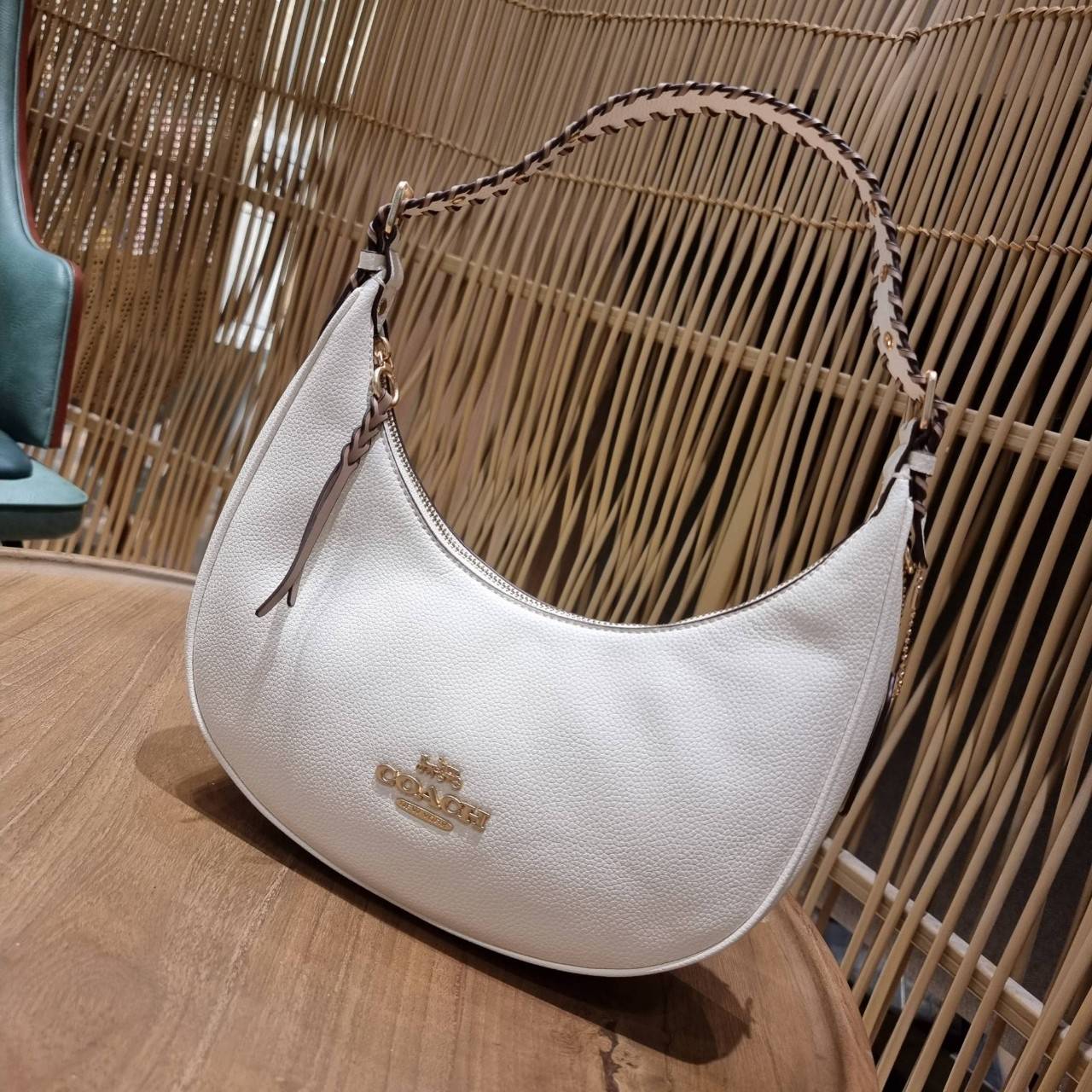 COACH C4108 BAILEY HOBO WITH WHIPSTITCH BEST SELLER ต้องมา!! กระเป๋าทรงโฮโบ ดีไซน์หรูหรา แมชท์ง่ายกับทุกไลฟ์สไตล์ วัสดุหนัง pepble หนังนิ่มสวย เปิด-ปิดด้วยซิปรูดใช้งานง่าย ภายในโล่งกว้าง สายคล้องสะพายไหล่ มีดีเทลน่ารักน่าใช้ ใช้งานสะดวกและง่ายต่อการใช้ชีว