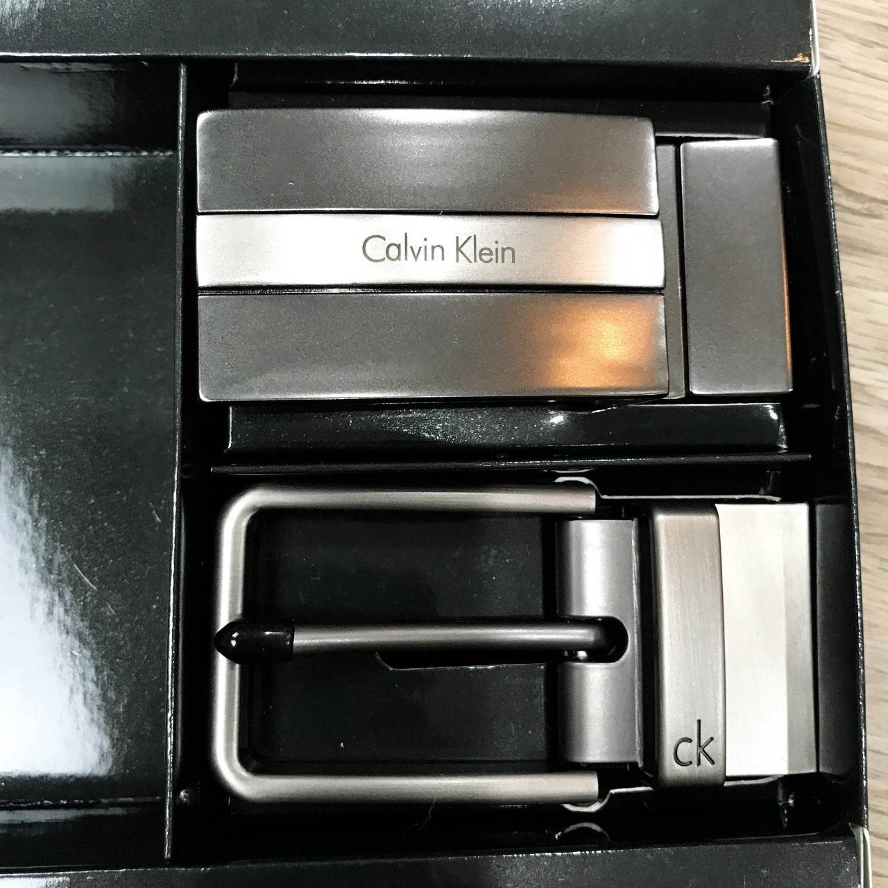 ห้ามพลาด! เซทสุดคุ้ม! ซื้อ1ได้ถึง2! CALVIN KLEIN REAL LEATHER BELT VALUE PACK Limited Edition เข็มขัดหนังแท้ พร้อมหัวเข็มขัด2แบบคุณภาพดีตามแบบฉบับของแบรนด์ สายเข็มขัดสามารถกลับด้านใช้ได้ทั้งสีดำและสีน้ำตาลเหมือนมี2เส้น2หัวสลับใช้ได้ไม่จำเจ มาพร้อมถุงกระดา